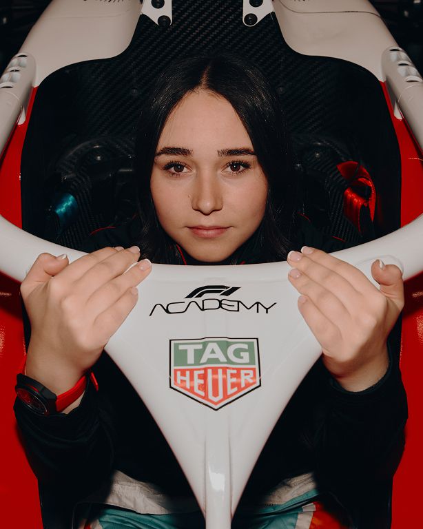F1 ACADEMY車手Aiva Anagnostiadis佩戴TAG Heuer Formula 1 計時腕錶賽車紅款_3.jpg