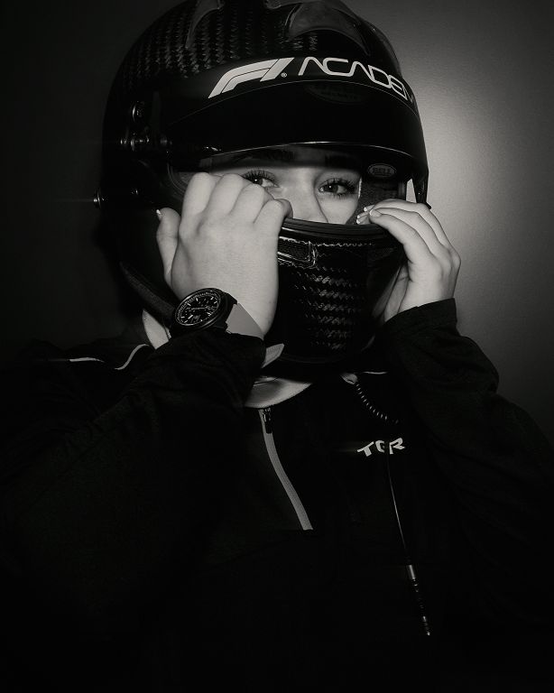 F1 ACADEMY車手Aiva Anagnostiadis佩戴TAG Heuer Formula 1 計時腕錶賽車紅款_8.jpg
