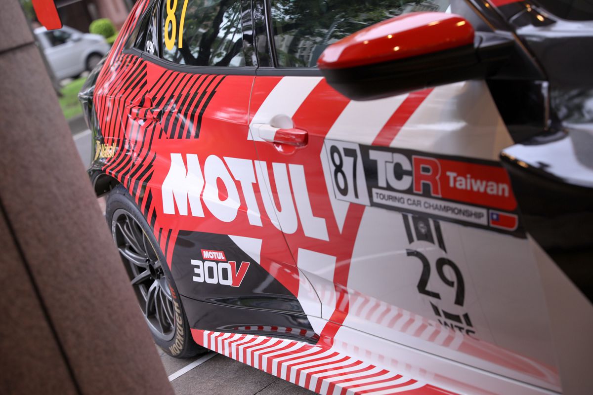 8.MOTUL 300V系列針對賽事競技開發，在市場上受到廣大車主喜愛。.jpg