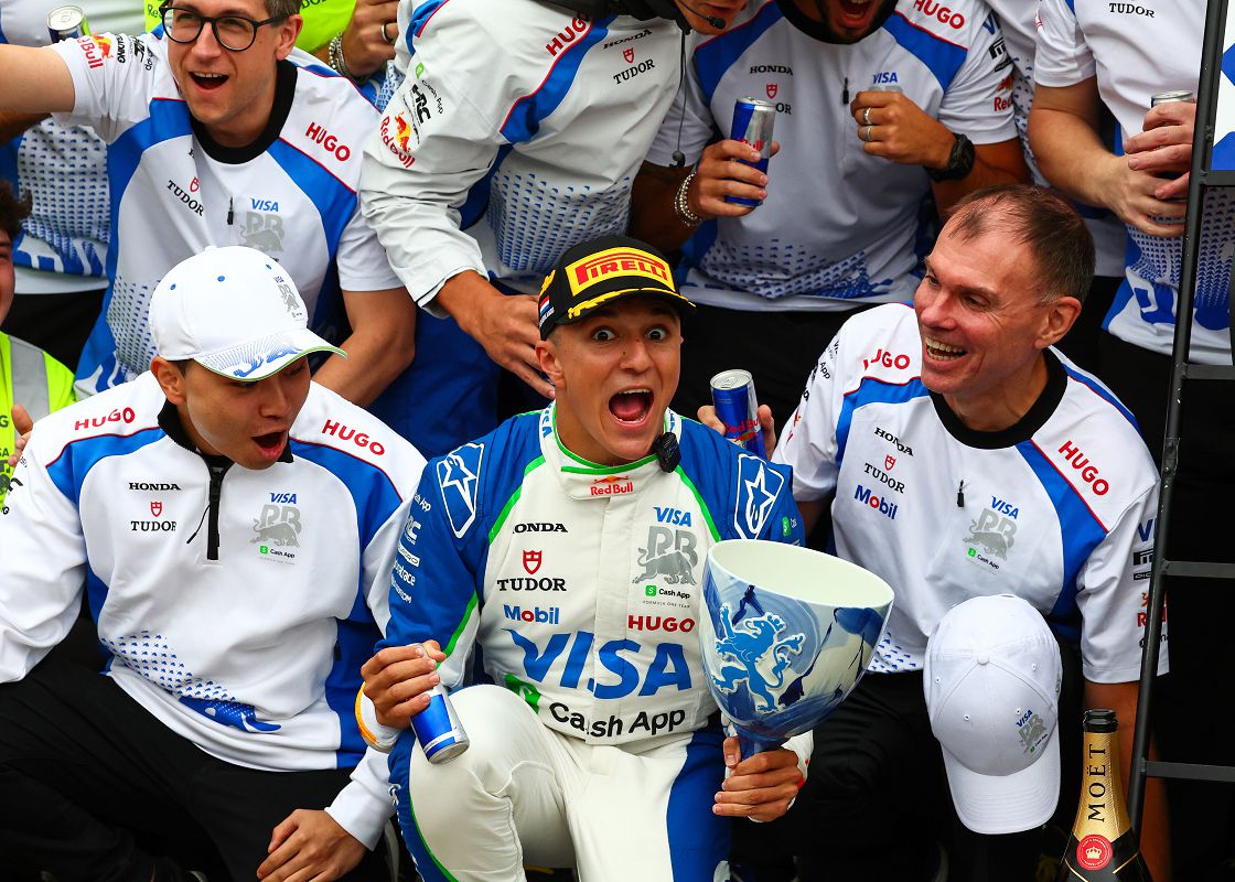05-Visa Cash App Racing Bulls新手車手Isaac Hadjar與團隊共同歡慶第三名佳績。.jpg
