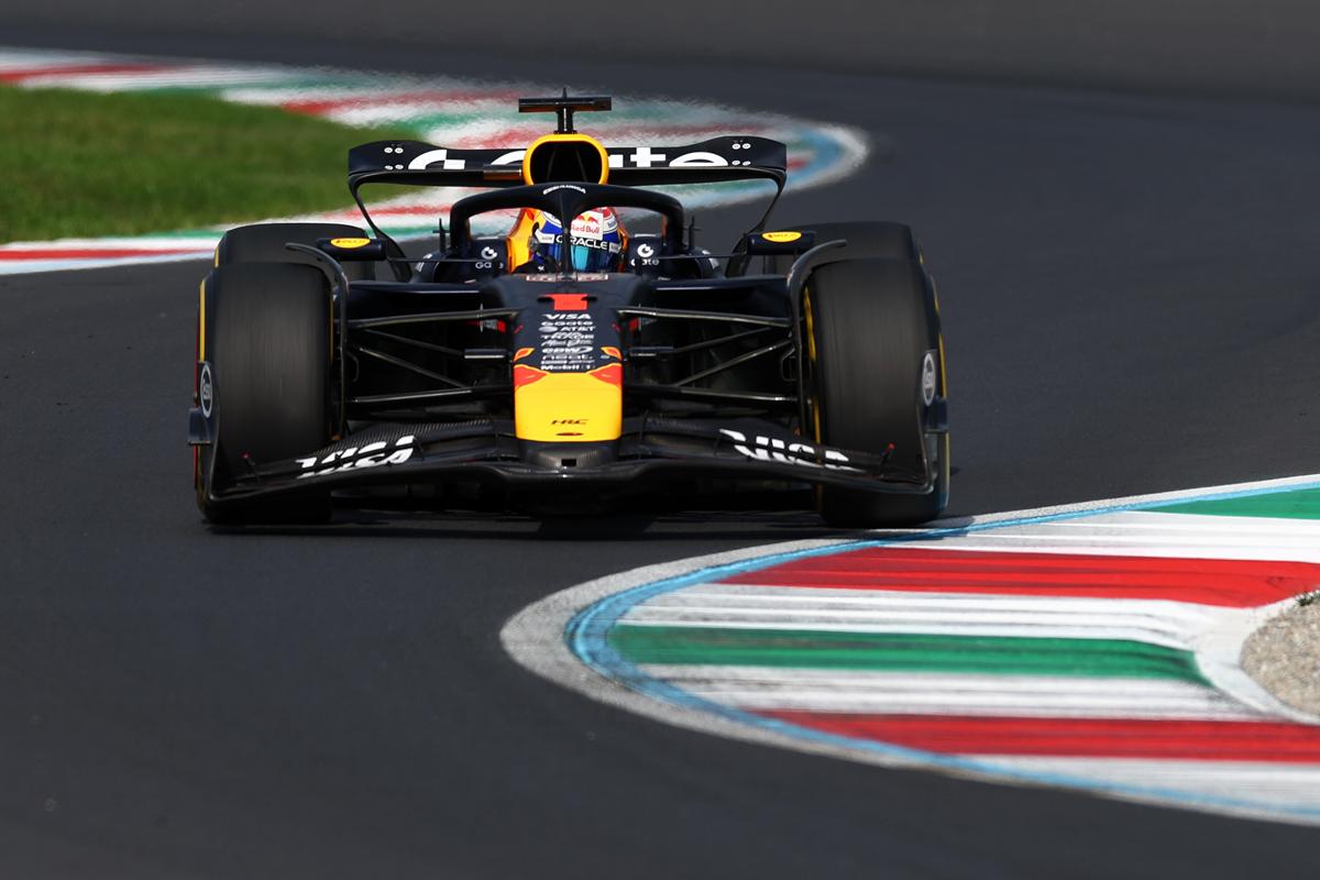 圖6_Max Verstappen駕駛Oracle Red Bull Racing RB21，在義大利 Monza 賽道上奔馳。(Red Bull提供).jpg