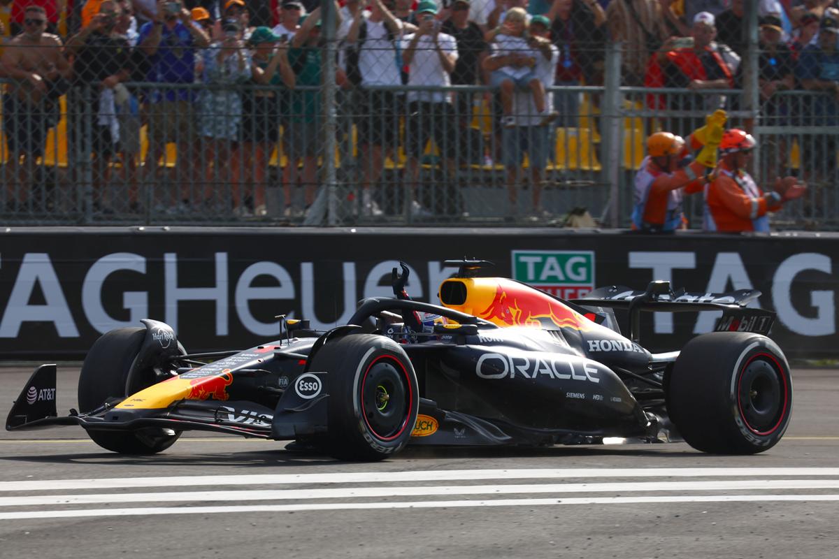 圖7_Max Verstappen駕駛Oracle Red Bull Racing RB21，賽後揮手慶祝勝利。(Red Bull提供).jpg