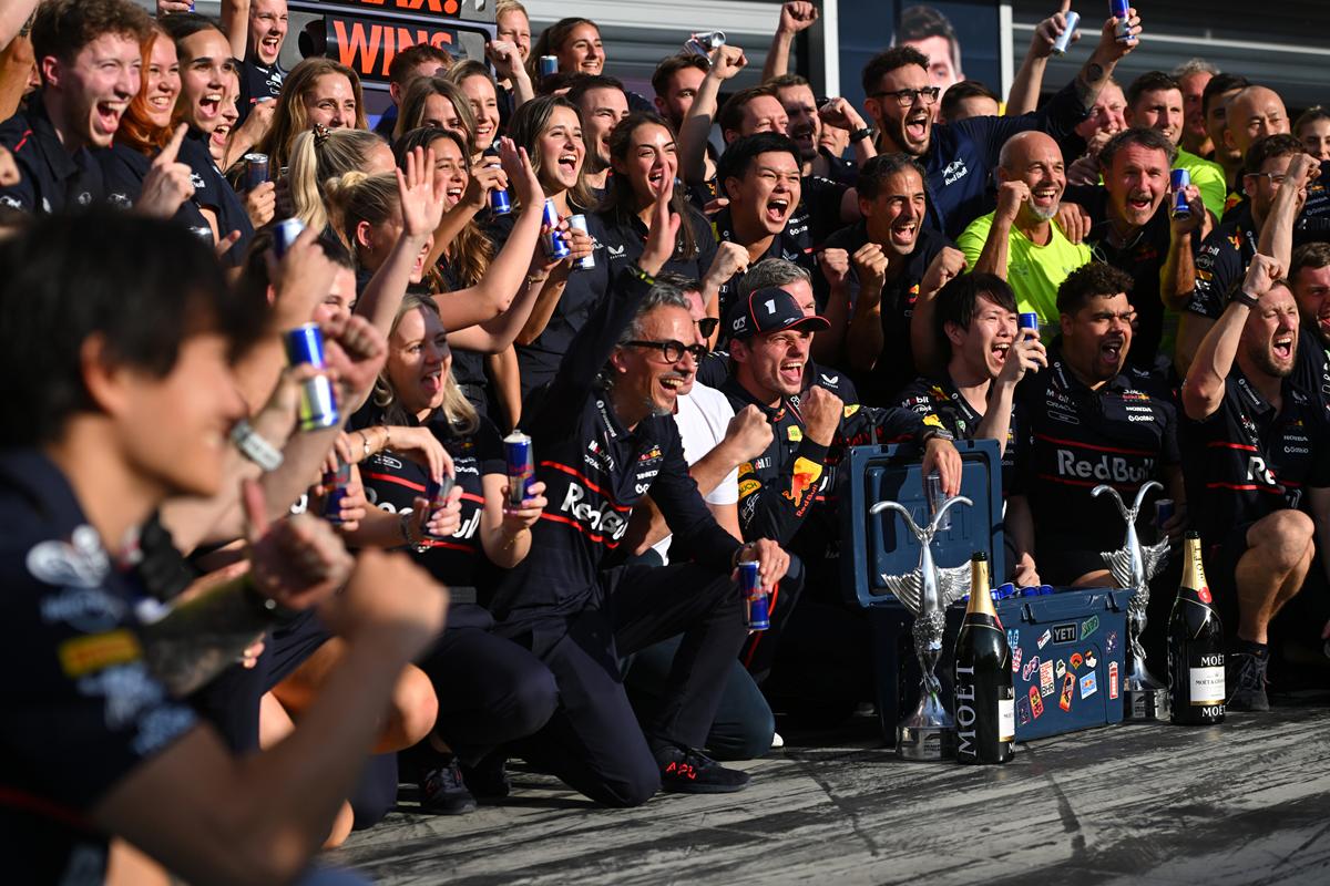 圖9_Oracle Red Bull Racing 車手Max Verstappen及車隊一同慶祝勝利。(Red Bull提供).jpg