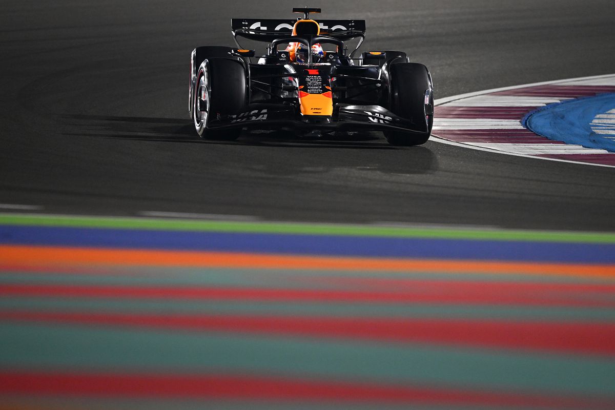 圖4_面對極具挑戰性的卡達賽道，Max Verstappen開賽就搶佔第二位，上演精彩的一戰。（Red Bull提供）.jpg