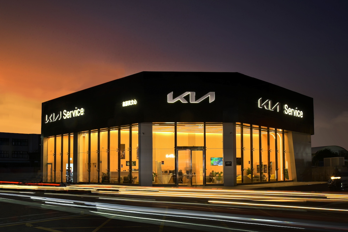 2..全新升級開幕的Kia台中文心2S服務廠，遵循「Kia Store」設計概念打造，在占地750坪的寬闊空間，設有220坪的舒適室內空間與大片採光落地窗。.jpg