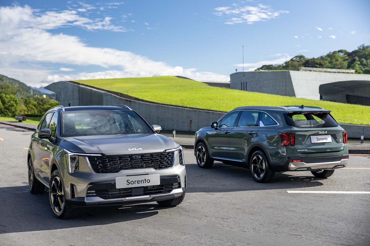 3. 2月同級銷售冠軍The new Sorento全車系提供1.6L渦輪油電、柴油不同的動力選擇，並搭配2WD、AWD不同的傳動系統，本月入主享總價值逾50,000元前瞻配件組。.jpg