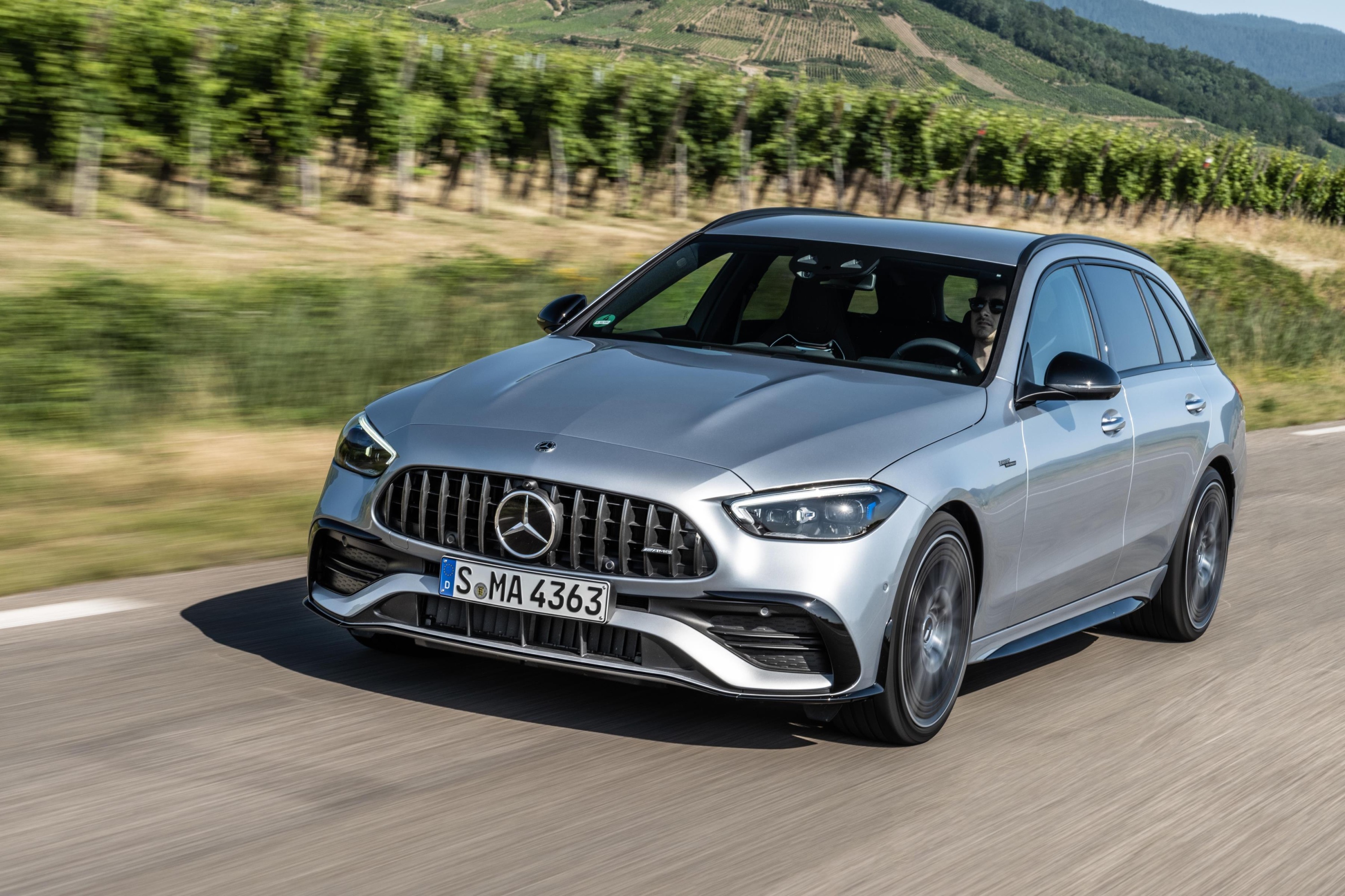 圖三、C 43 4MATIC Sedan 與 Estate 在 AMG Line 外觀基礎上，新增 AMG 造型套件.jpg