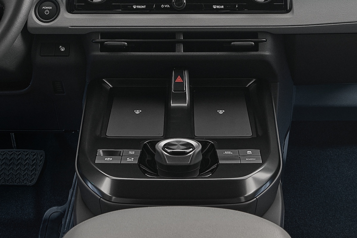 2025toyotac-hrinterior02.jpg