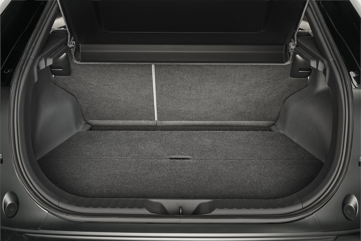 2025toyotac-hrinterior05.jpg