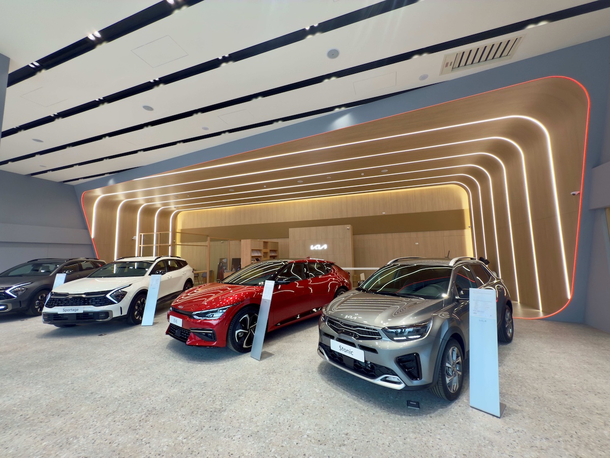 2.Kia全新南投3S展示中心依循Kia CI 2.0規範建置打造，提供Kia乘用車及商用車全車系完整的服務。.jpg