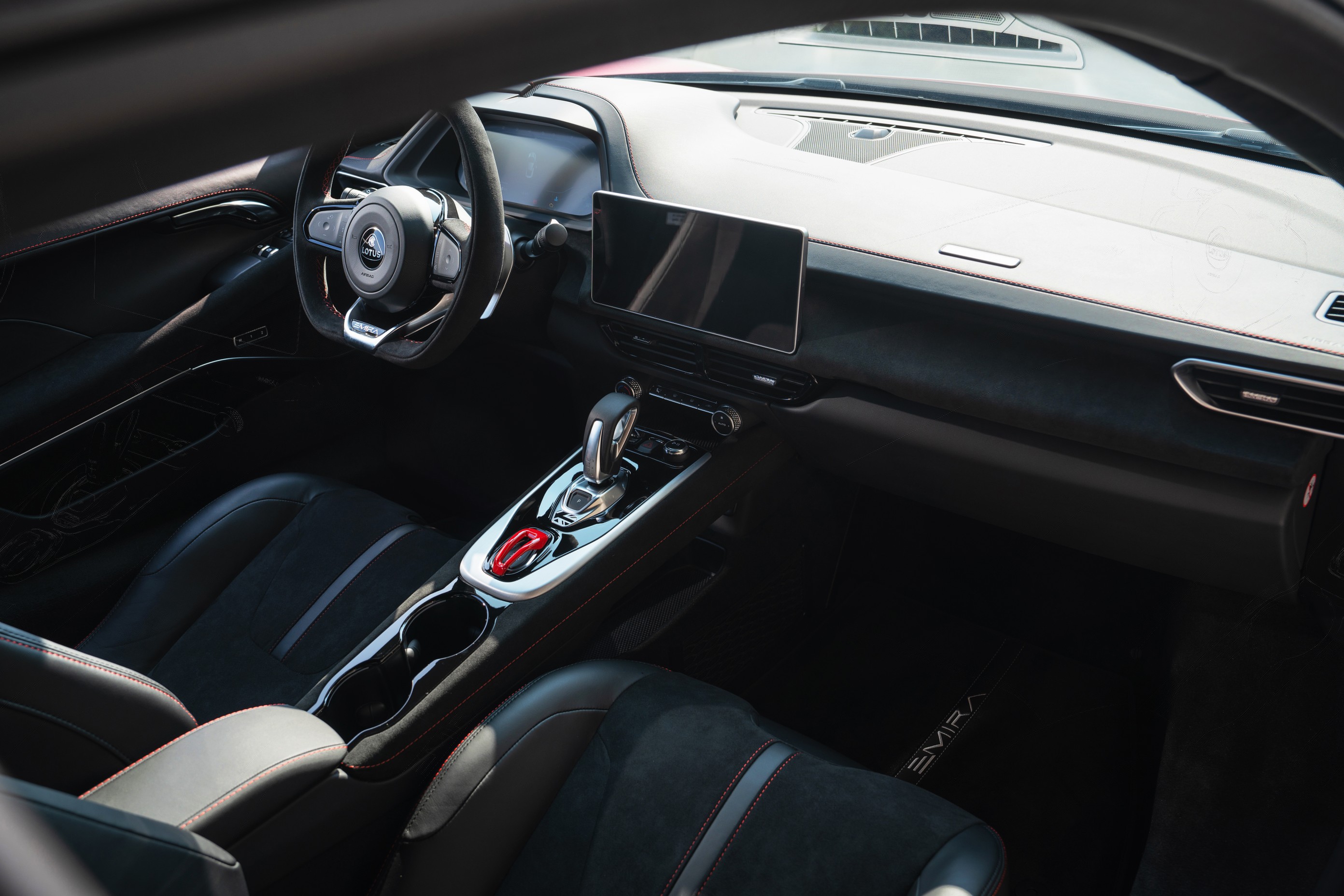 Lotus Emira Turbo SE 抵臺亮相 (9) L.jpg