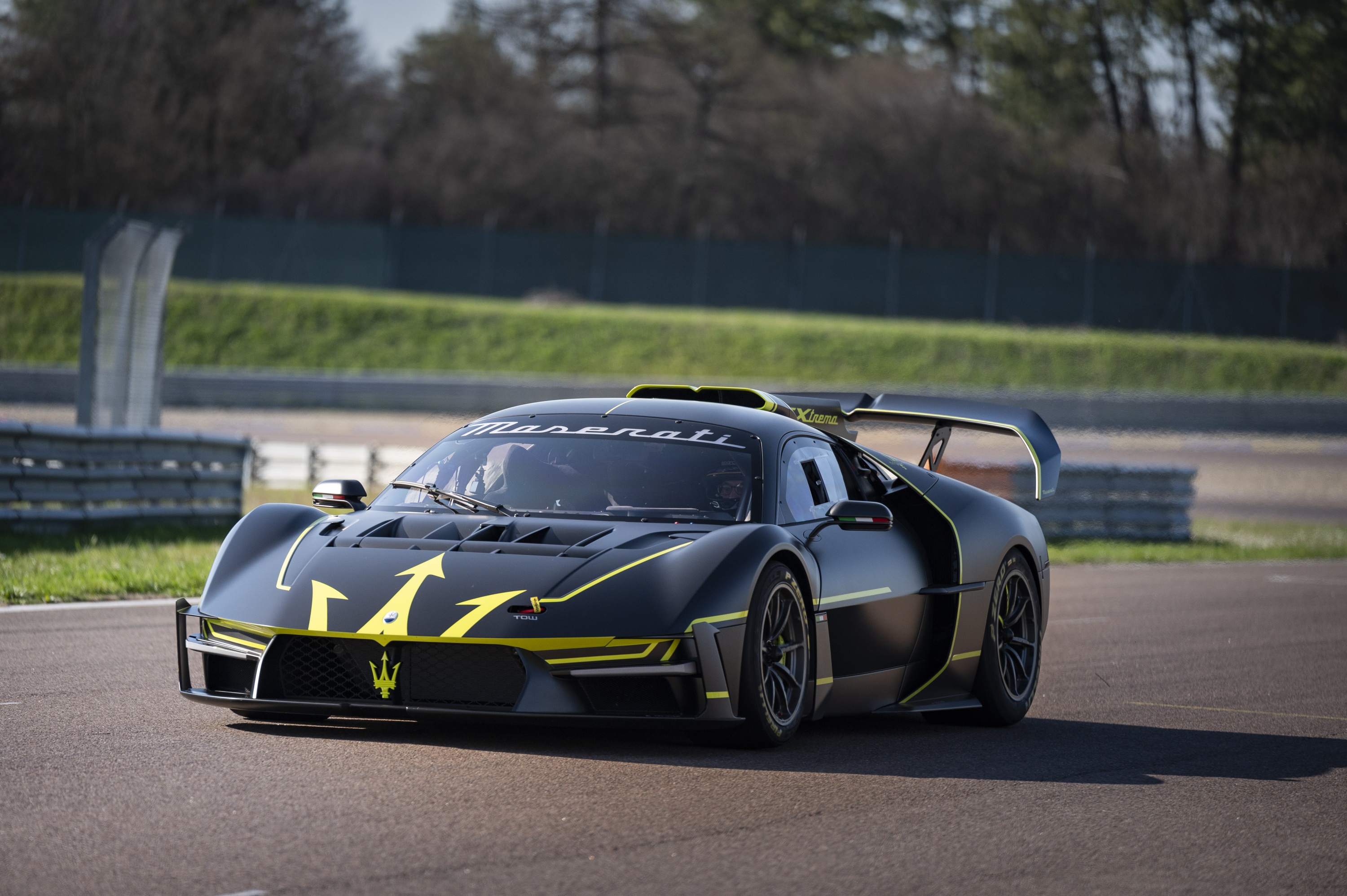 01_全球限量 62 台的賽道專屬性能海神 MCXtrema，在北美蒙特雷汽車週（ Monterey Car Week ）迎來首輛交付後，在 2025 年 3 月正式迎來亞洲首台.jpg