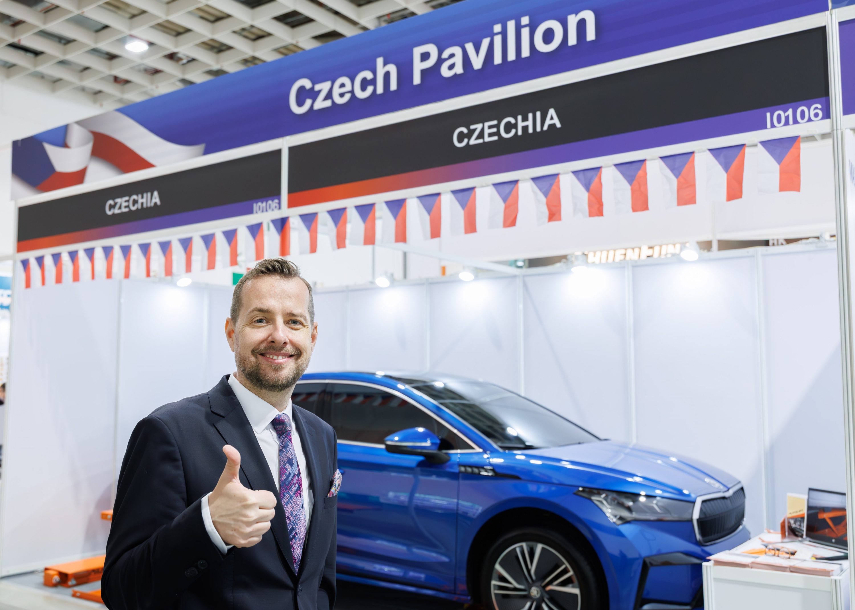 捷克駐台代表 Steinke 先生與 Škoda  Enyaq Coupé 展車前合影。.JPG