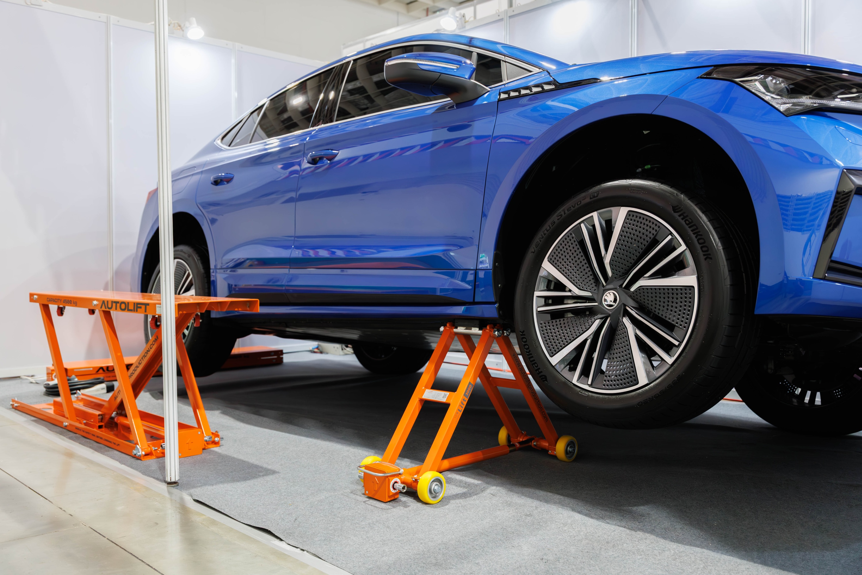 AUTOLIFT 升降設備結合 Škoda Enyaq Coupé 展演捷克工程工藝.JPG