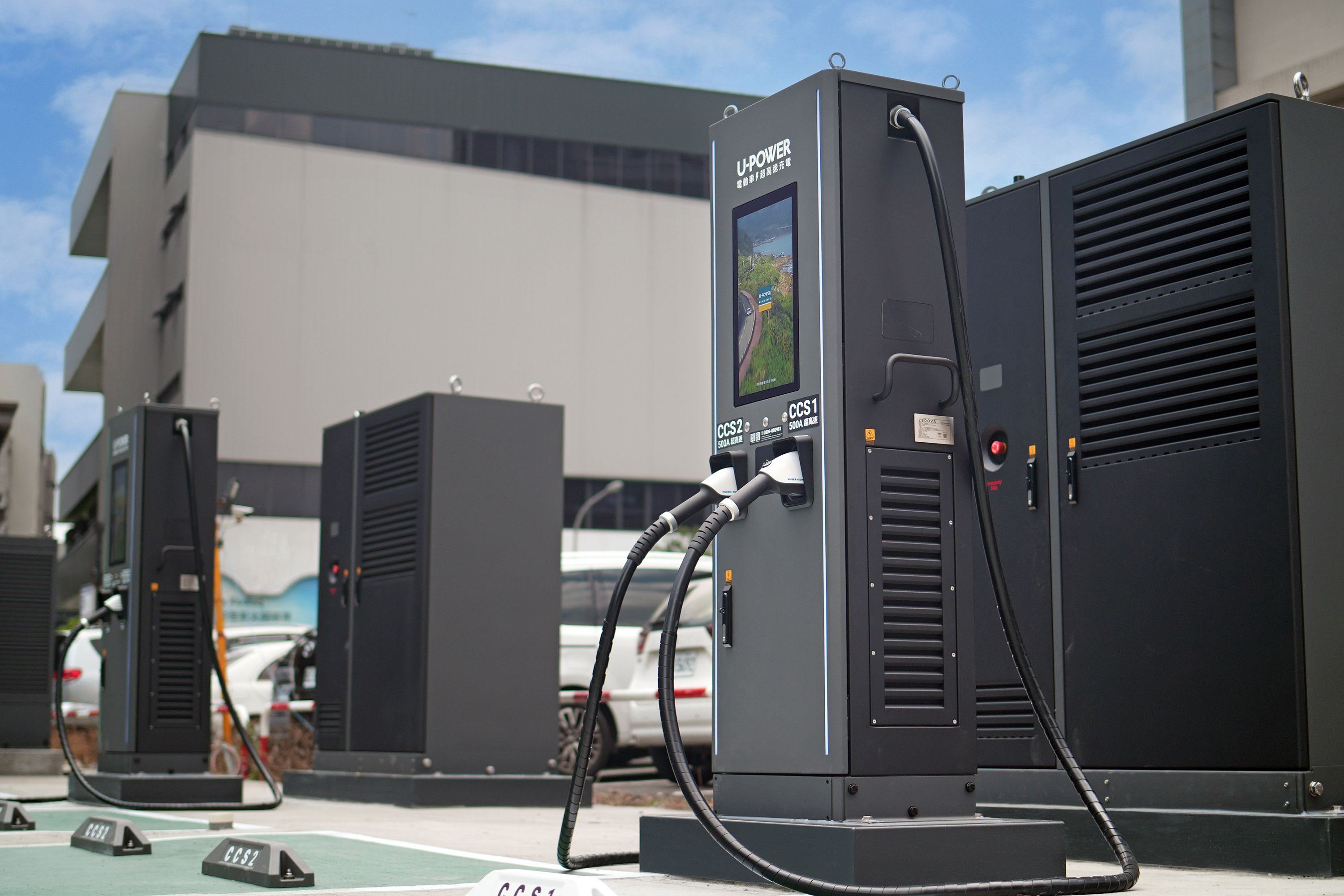 圖4_U-POWER 領先全臺導入 480kW 超高功率充電設備，搭配高功率液冷槍與靈活能源動態分配系統，理想狀態下能實現多車同步以原廠最高功率充電.jpg