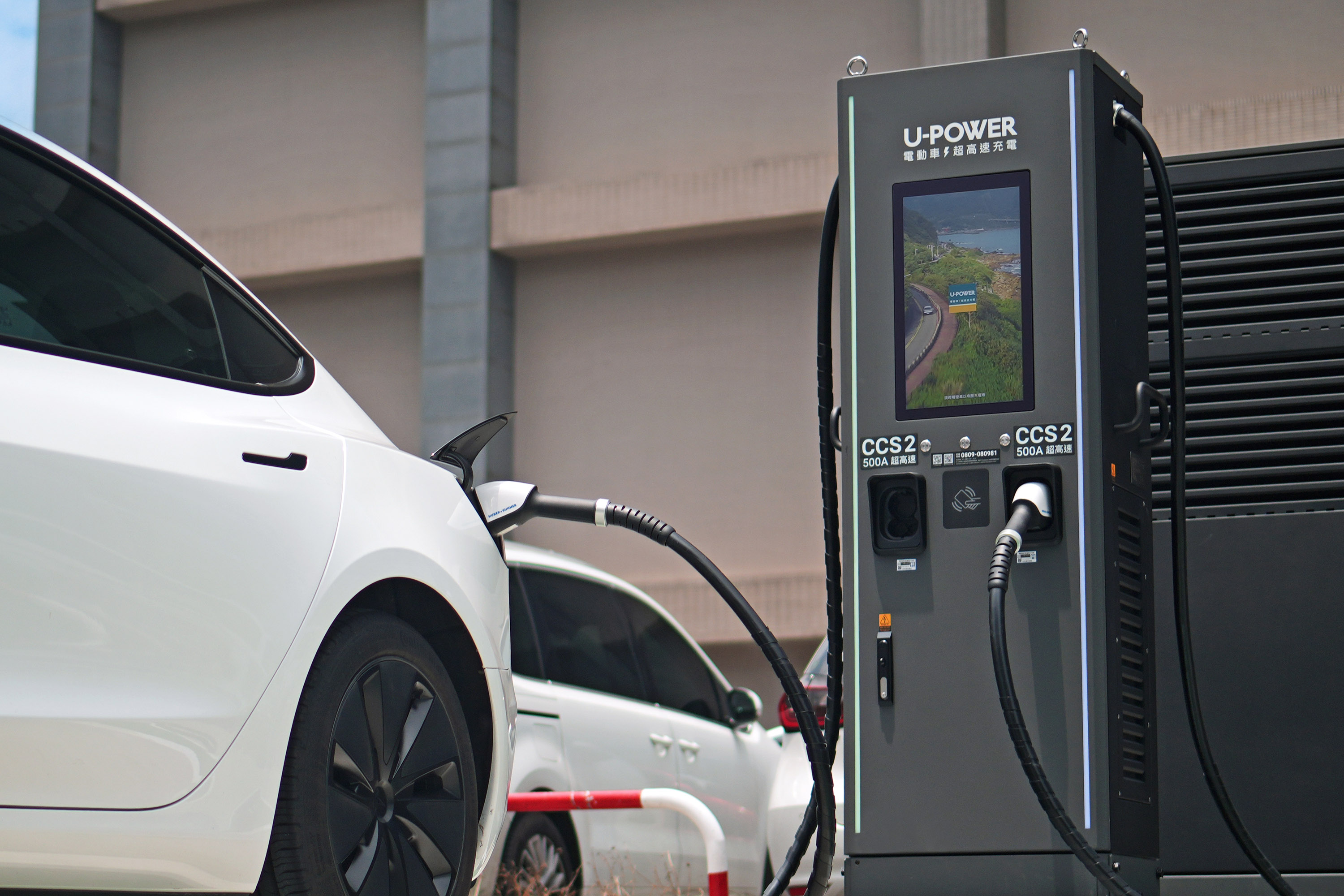 圖5_全新 480kW 超高功率充電設備搭載 21.5 吋超大觸控螢幕與直覺化介面，提供更清楚便利的使用體驗.jpg