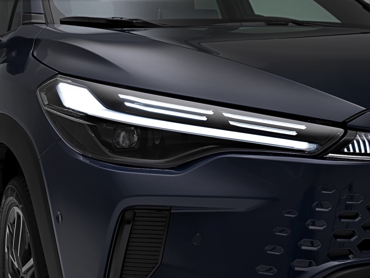 2025-corollacrosshighgrade-det-001.jpg