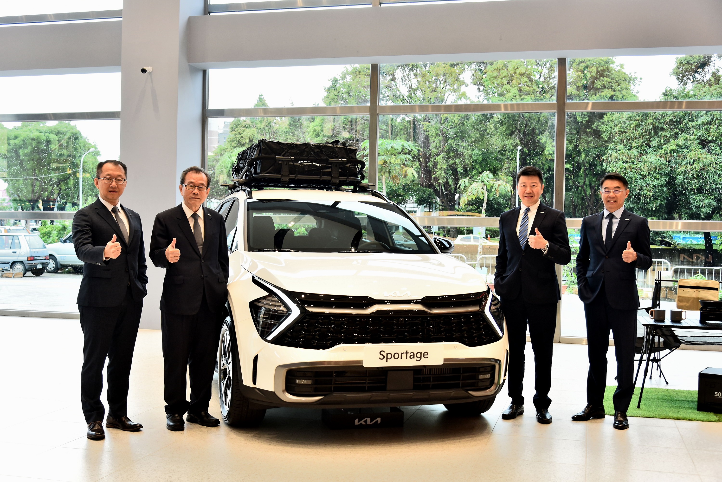 10. The Sportage Adventure Edition 同步登場亮相，台灣森那美起亞團隊(由右至左)總裁李昌益、董事長劉家輝、總經理江志成與慶順汽車總經理張新威(左2)共同出席站台。.jpg