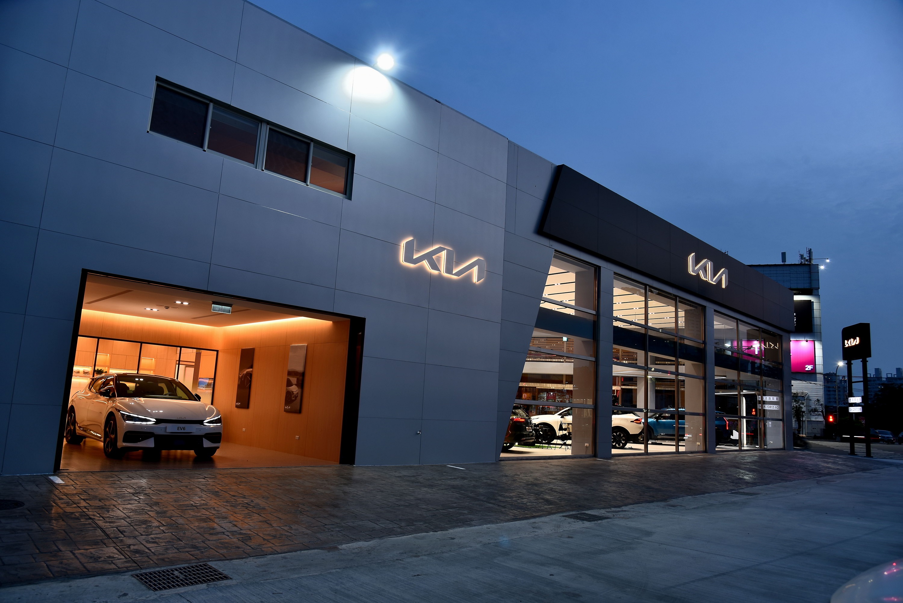 5.全新Kia南台中3S展示中心不僅提供全方位購車及維修保養服務，並設有寬敞舒適的客戶休憩區及專屬貴賓交車室。.jpg