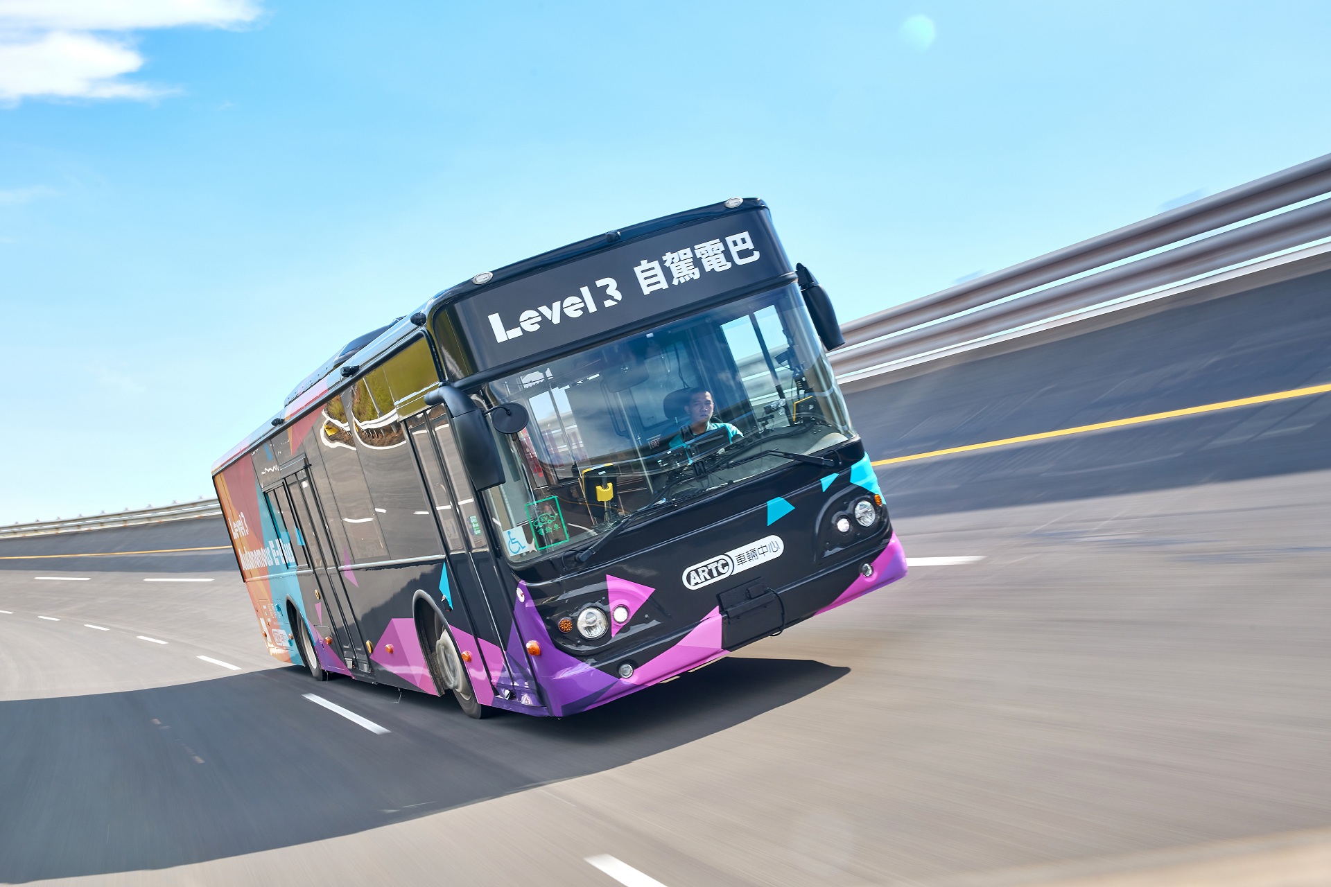 車輛中心整合產業鏈讓國產電動巴士達到Level 3自駕能力，展現台灣在智慧車輛領域技術實力.jpg