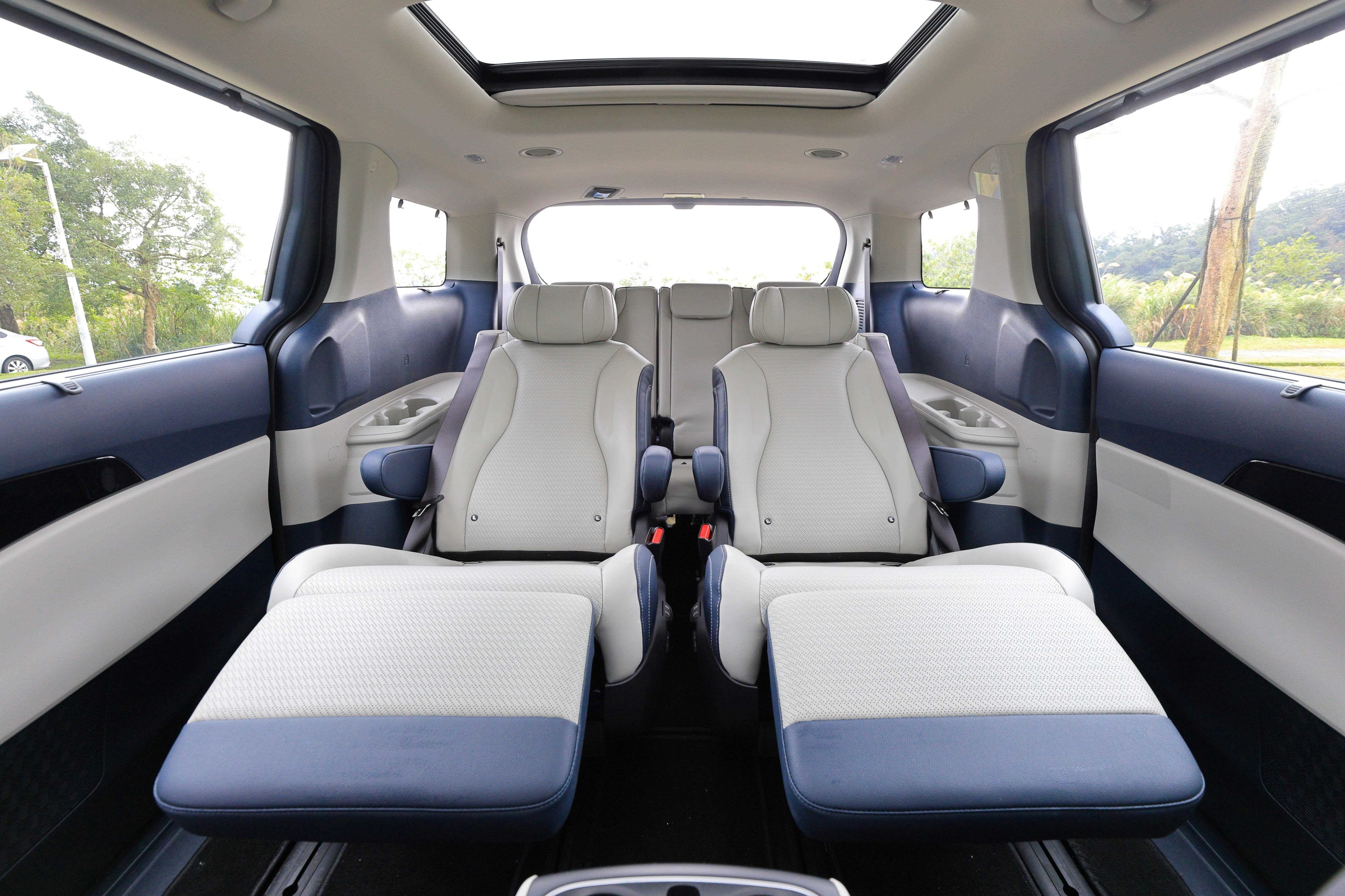 4.The new Carnival頂級7人座車型搭載第二排Ottoman尊爵頭等座椅，附有電動調整功能、Ottoman尊爵頭等座椅及加熱通風功能。.JPG