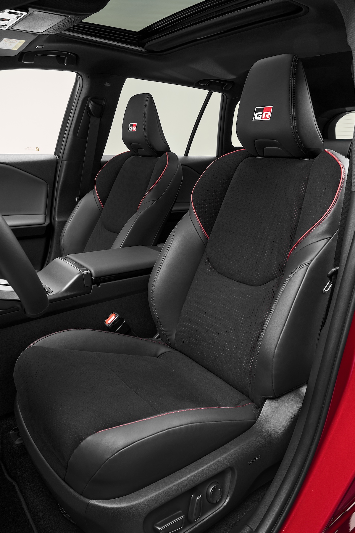 2026-rav4grsport-interior-006.jpg