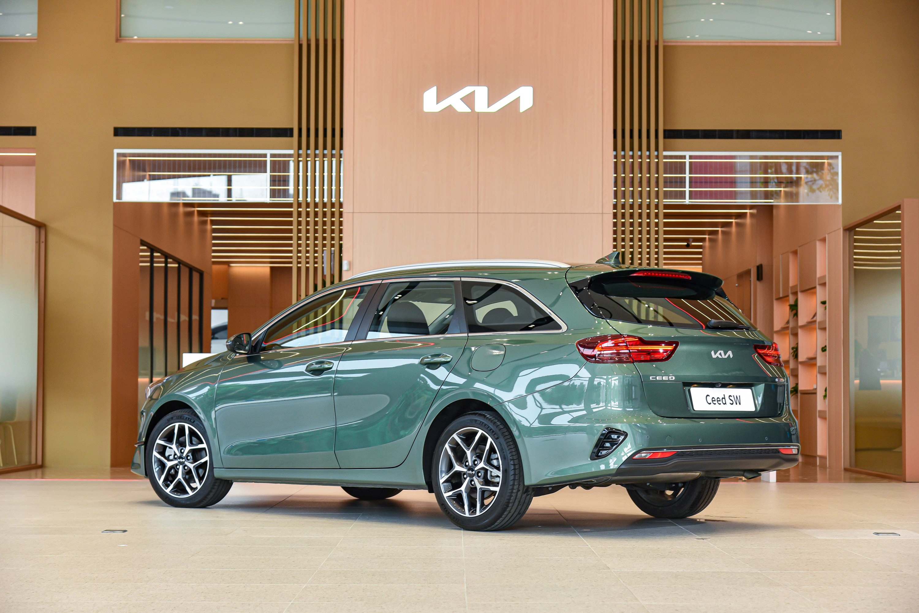 2.Kia旗下首款歐洲原裝進口車型The Ceed Sportswagon歐洲智慧油電跑旅，從設計到生產，皆由歐洲設計中心及斯洛伐克工廠一手打造。.jpg