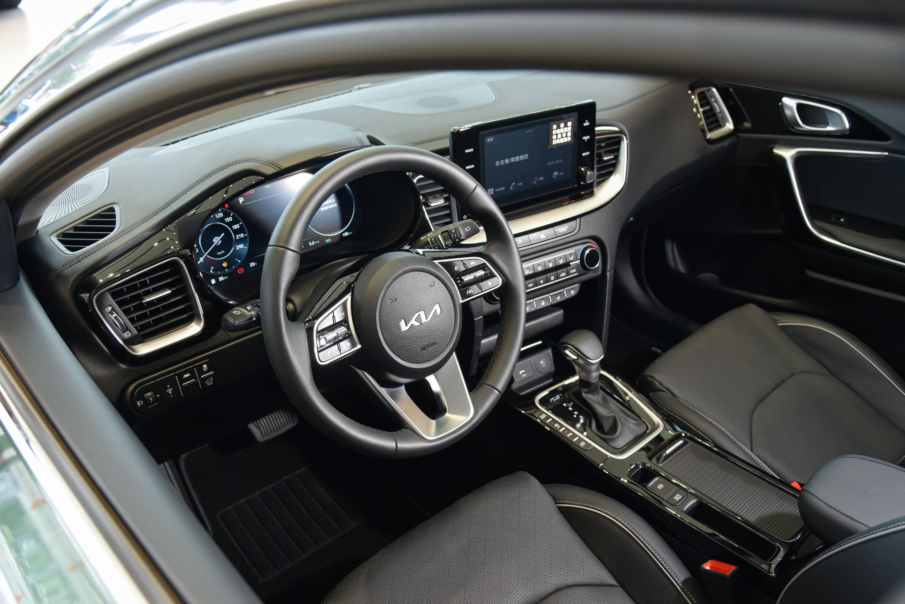 3.The Ceed Sportswagon 車室內裝的鋪陳格局承襲簡潔歐風基因，搭載 12.3吋整合智慧型全數位儀表板與8吋多媒體影音觸控系統。.jpg