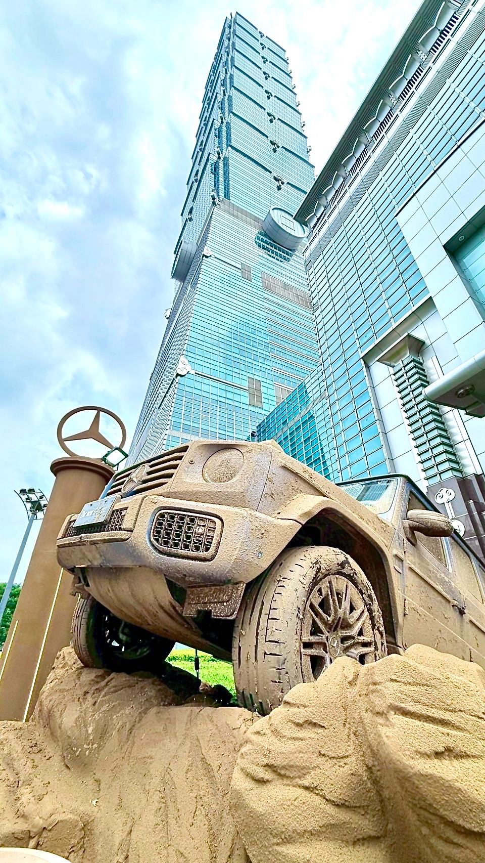 直式主圖、傳奇 (LeGend) G-Class 佇立在台北最著名地標 (Landmark) 相互呼應.jpg