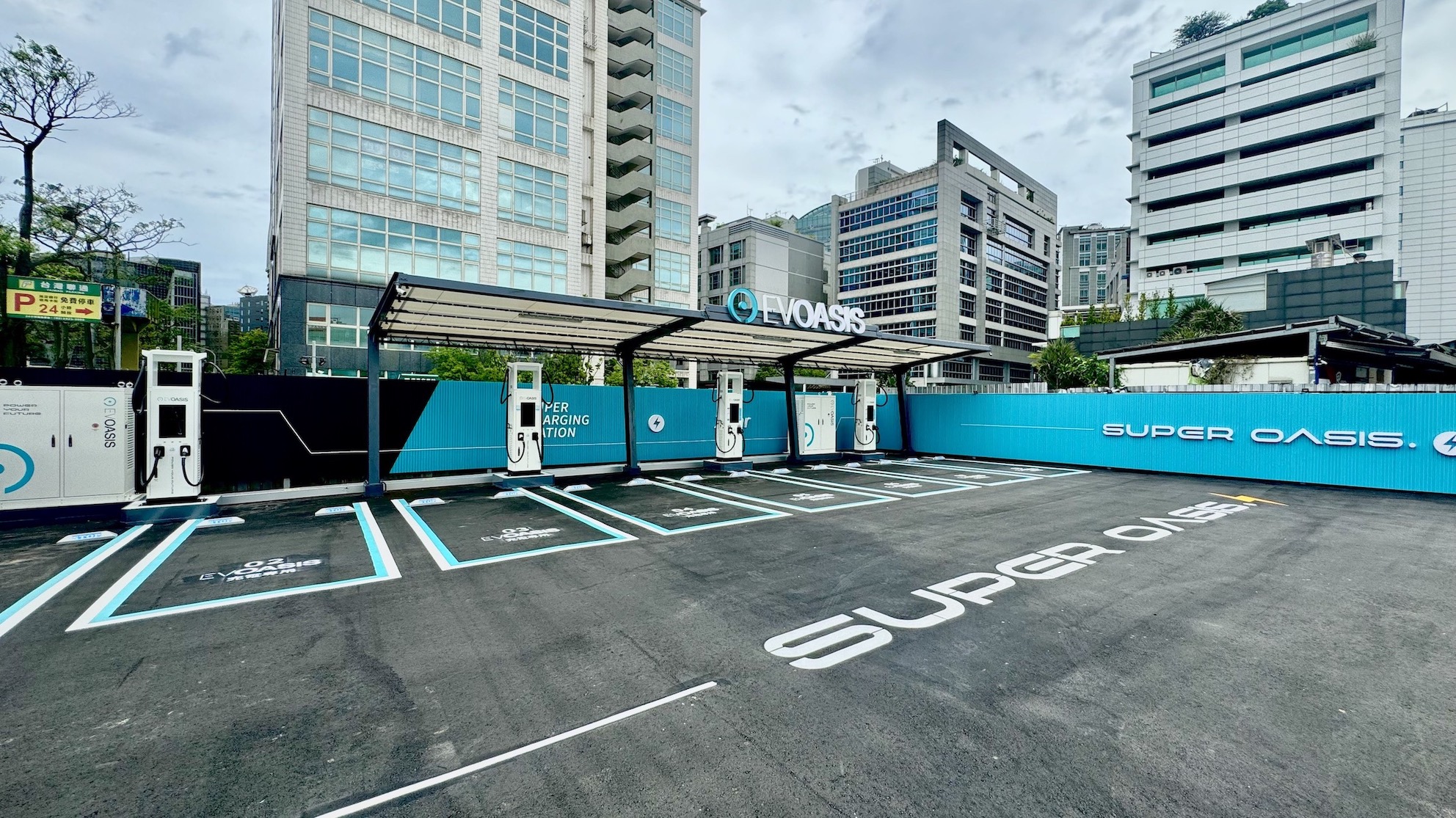 圖說二：EVOASIS台北內湖再添新站！堤頂大道超級綠洲即將啟用，提供 360kW + 180kW 共 8 格快充車位。.jpg