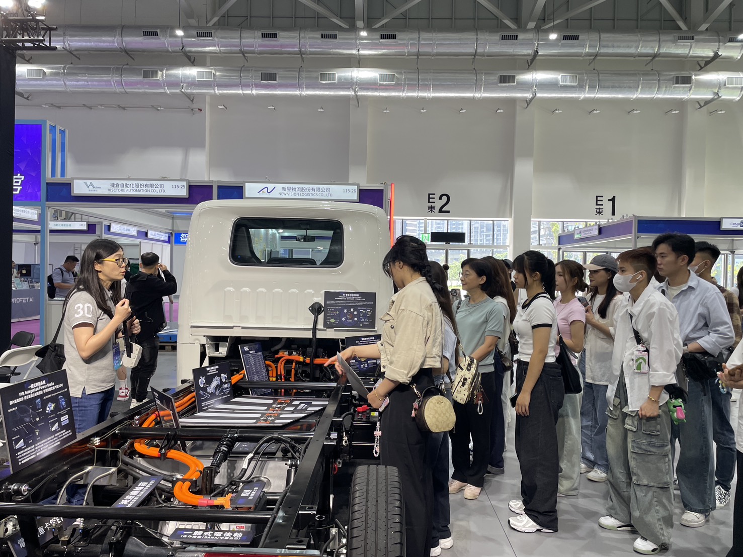 中華汽車受邀參加2025亞太智慧商業物流展，並以「低碳智慧運輸新解方」為主題展出兩款自主研發電動商用車.jpg