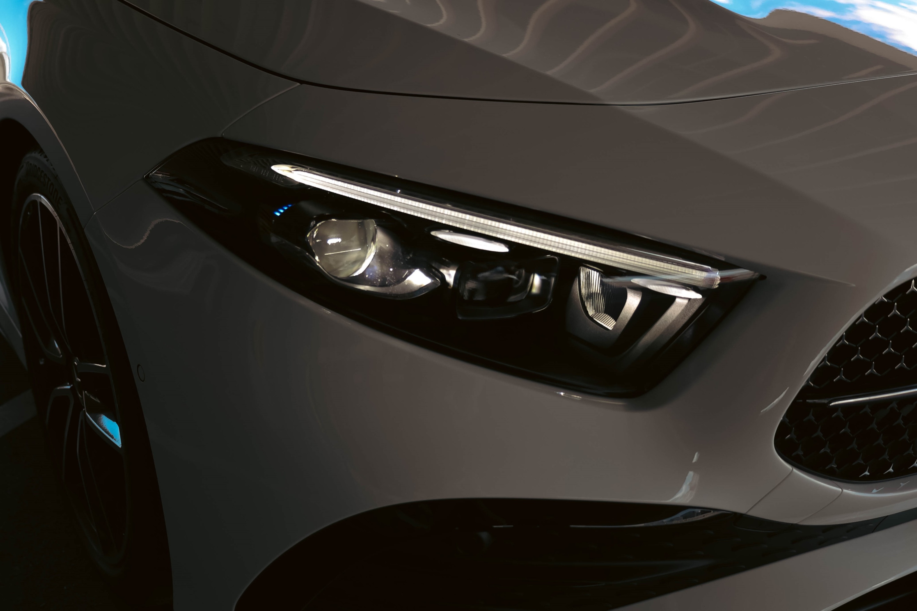 圖3、多款新年式車型新增多光束智慧型數位LED頭燈與進階自動調適遠燈輔助.jpg