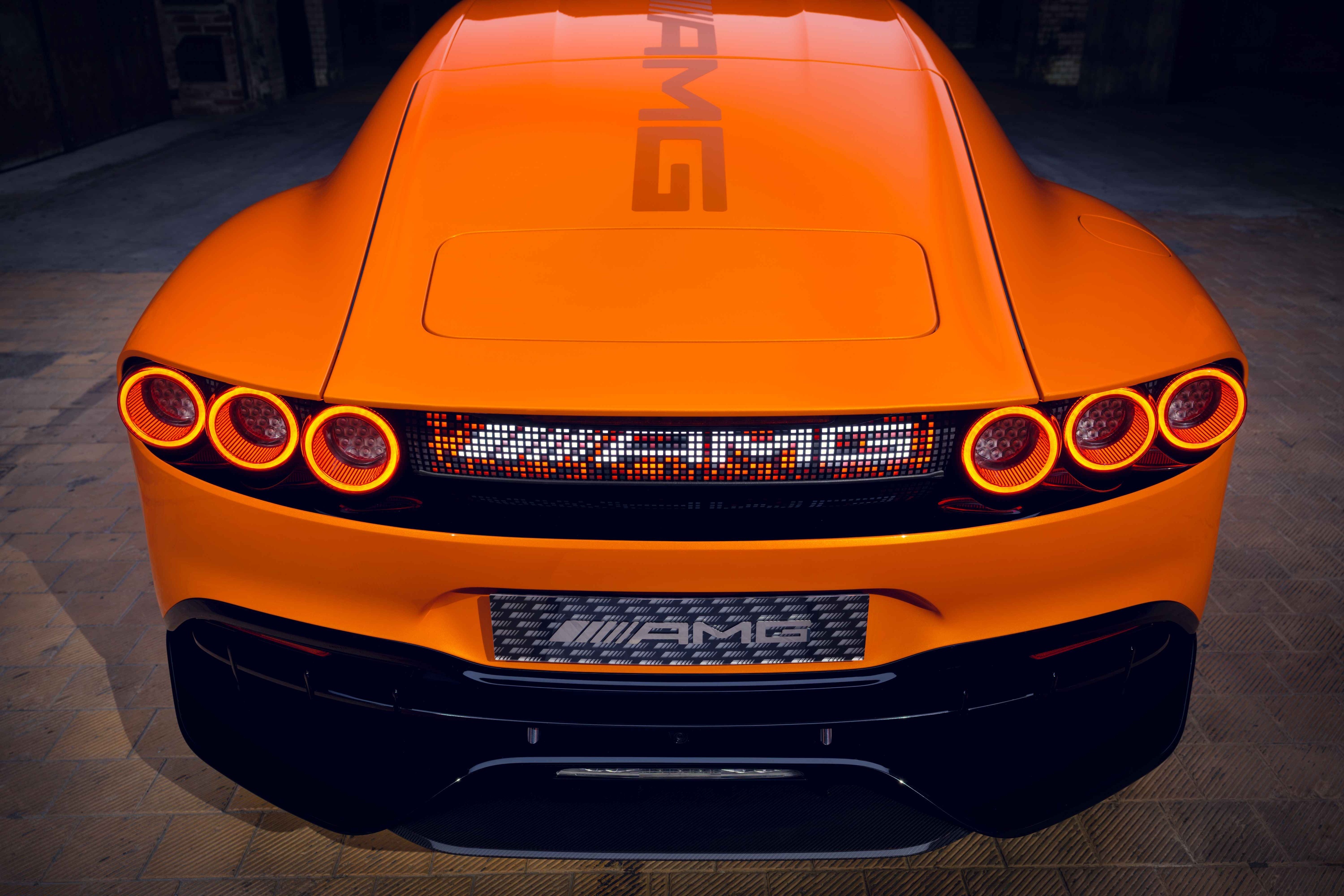 圖6、六組紅色圓形尾燈與主動式氣壓尾翼呼應 AMG ONE 的設計語彙.jpg