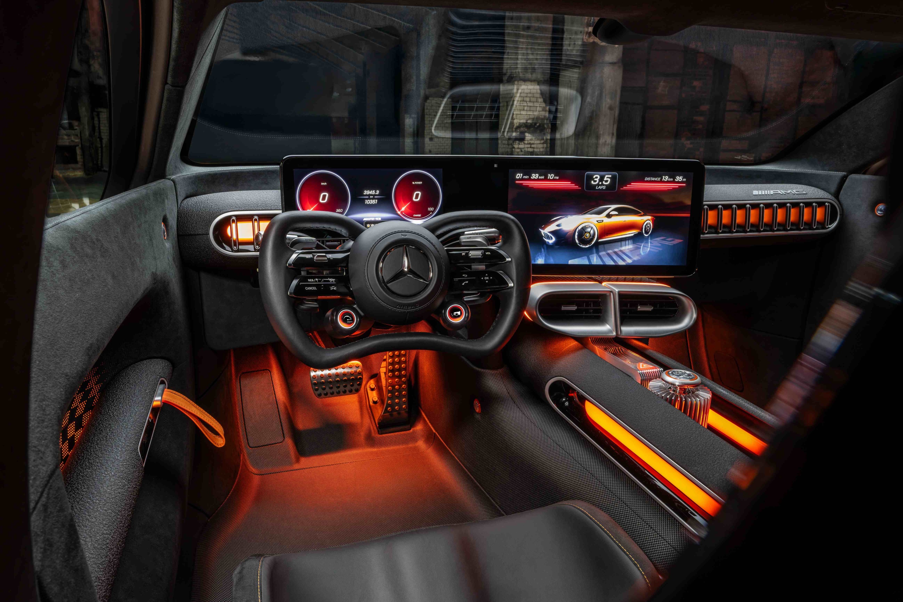 圖7、CONCEPT AMG GT XX 的內裝設計，結合未來感與賽道導向的科技格局.jpg