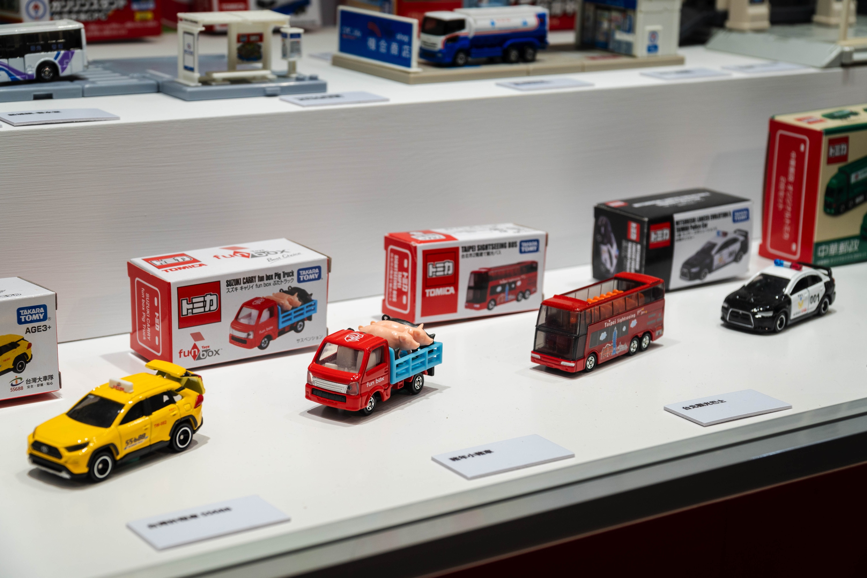 各種特色TOMICA小汽車展示（時藝多媒體提供）.jpg
