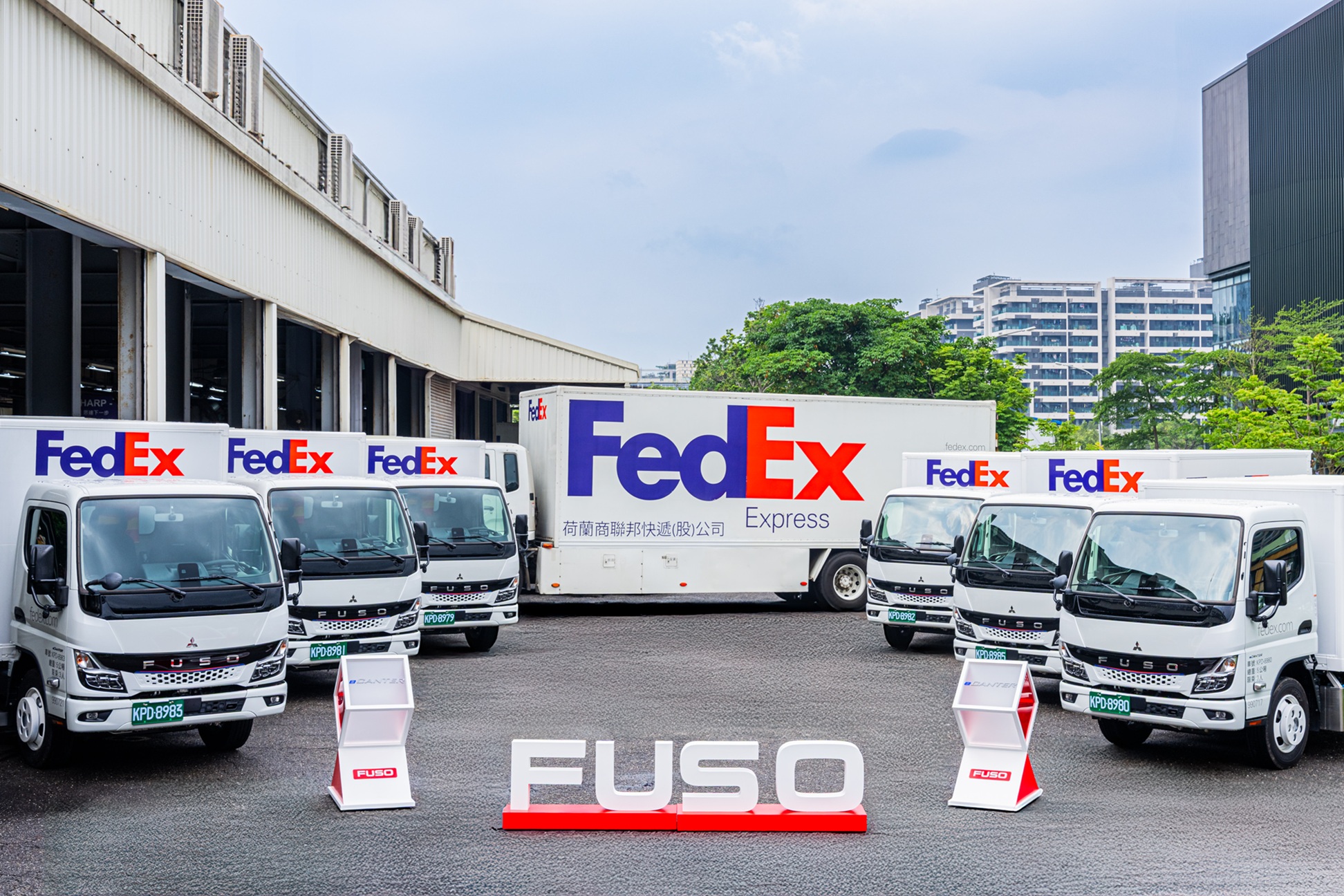 圖 01、商用車領導品牌 FUSO 攜手全球物流龍頭 FedEx 交付台灣市售首款電動輕型貨卡 eCanter，共同實踐永續物流，邁向碳中和願景 (圖由 DTAT 提供).jpg