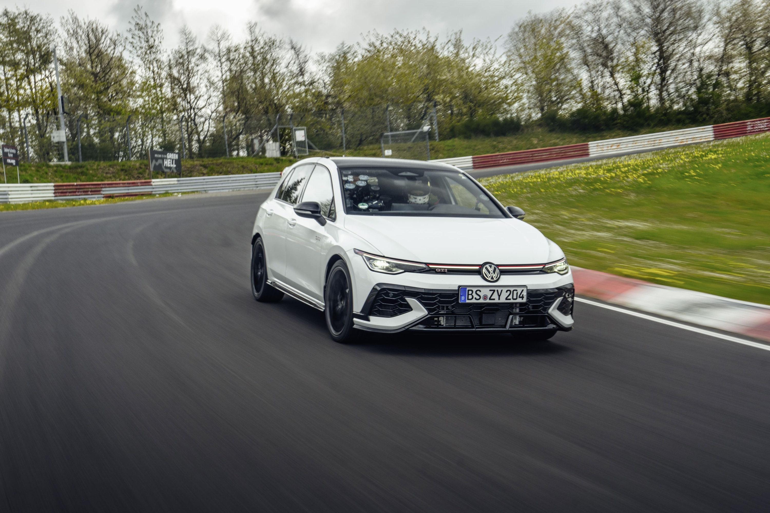 普利司通攜手福斯 Golf GTI 50 週年紀念版，締造紐柏林賽道全新紀錄（圖／普利司通輪胎提供）.jpg