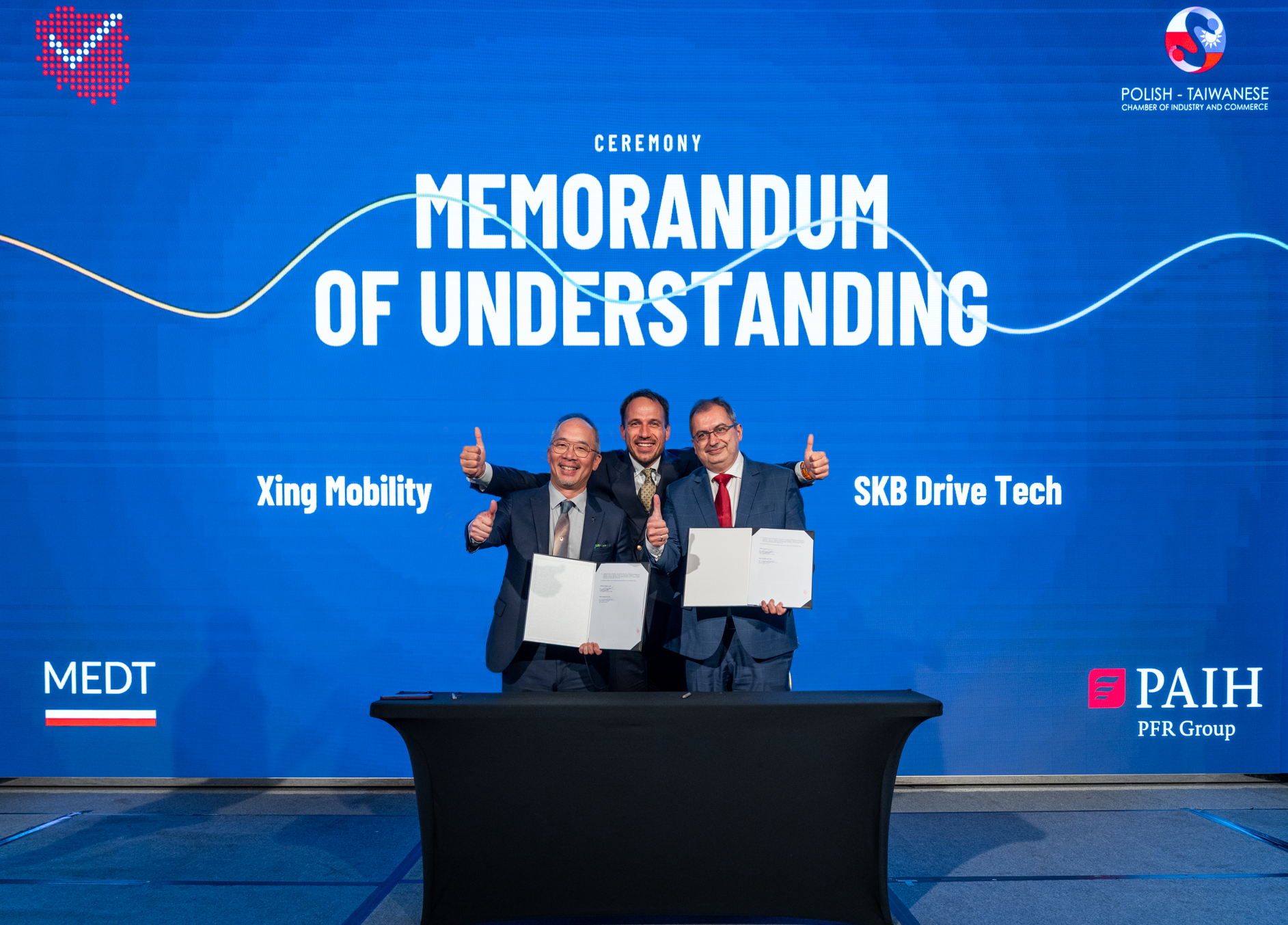 行競科技創辦人暨執行長洪裕鈞（左）、SKB 集團執行長 Bartłomiej Dobosz（中）、以及 SKB 監事會成員 Andrzej Zaręba（右）於簽約儀式合影.png