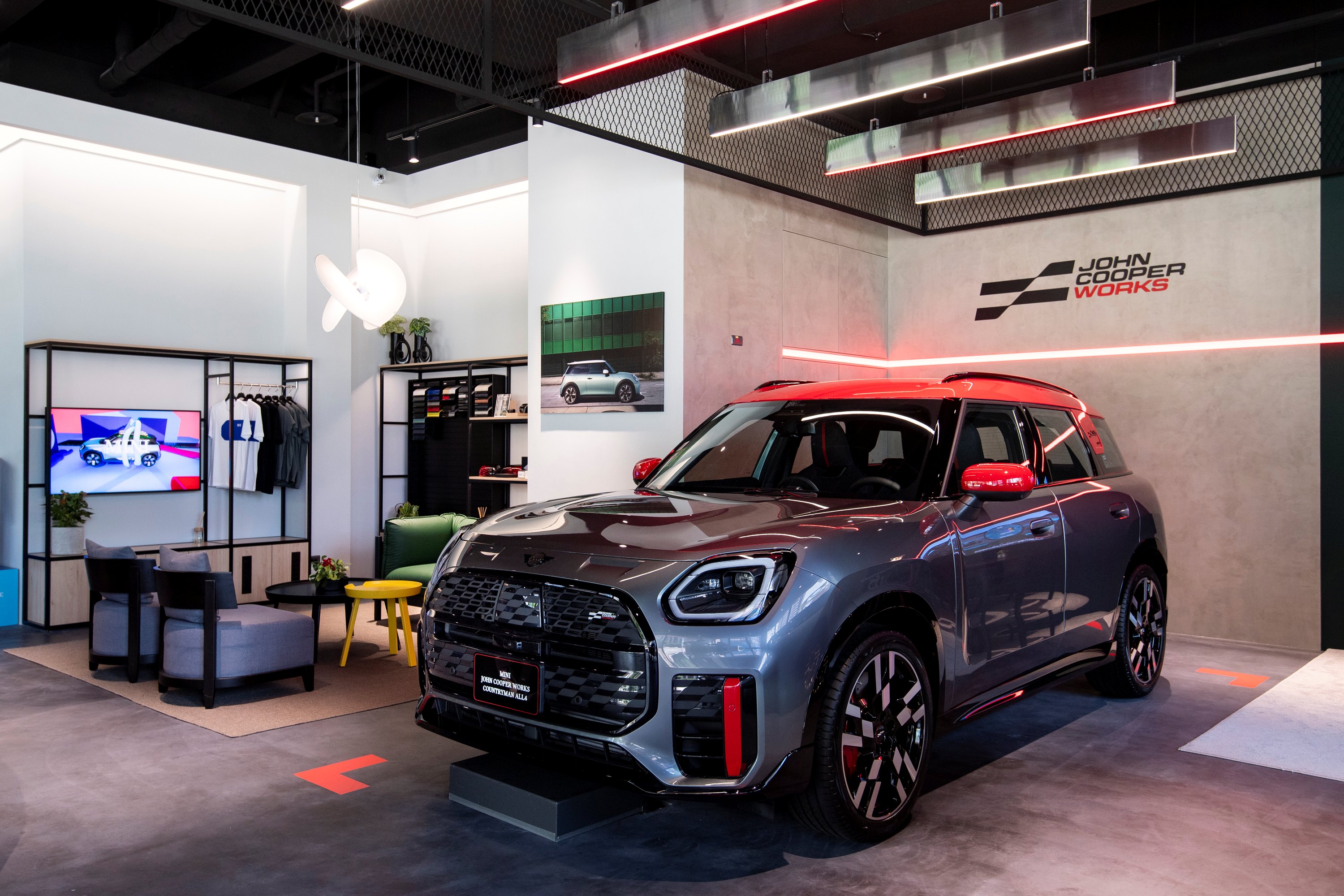 [新聞圖片三] MINI John Cooper Works專屬賞車空間，展現MINI JCW高性能車款的熱血風格與賽道基因.jpg