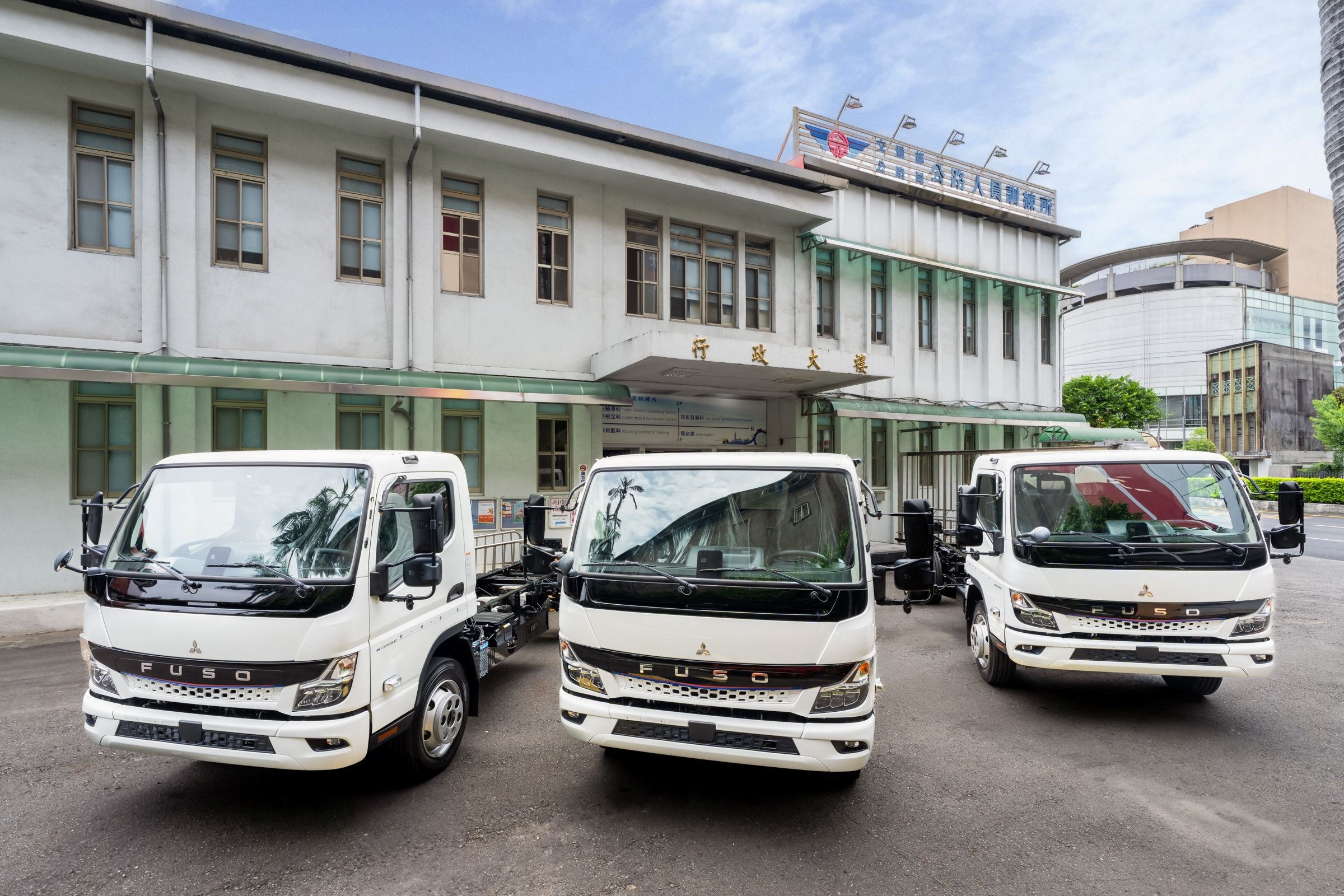 圖01、DTAT 引領電動大貨車技術培訓新里程！攜手交通部公路局公路人員訓練所率先導入 FUSO eCanter 推動電動車修護技術培育(圖由 DTAT 提供).jpg