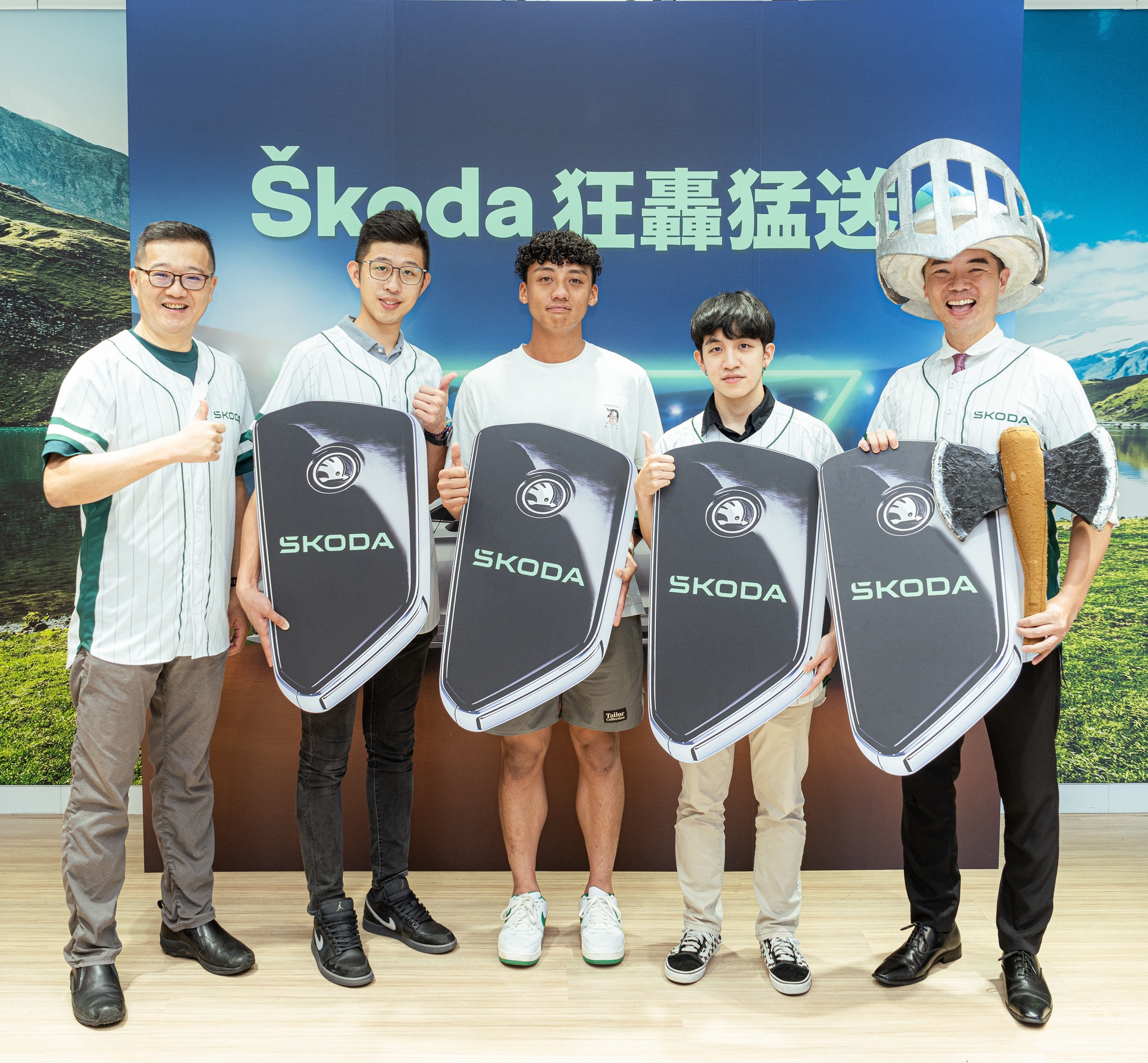 Škoda Taiwan 行銷處長柳家瑜與三位中獎球迷及富邦悍將球員高捷 (左三)一同合影留念.jpg