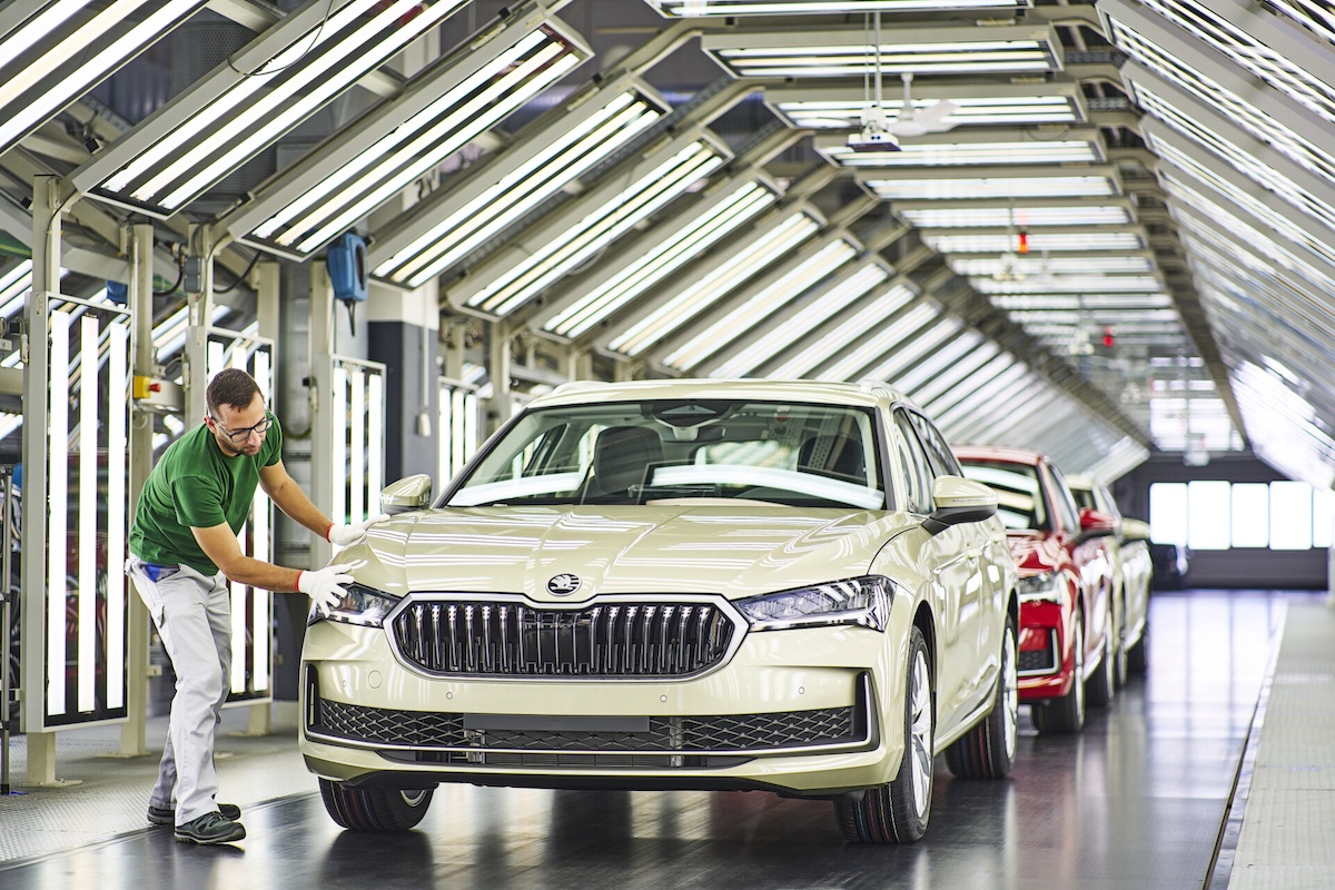 「從細節成就卓越」——Škoda 於Superb生產線，品質技師在新世代Superb完成生產後執行品質檢查。憑藉對設計與製造精度的堅持，Škoda不斷深化品牌核心『Human Touch』，讓每一輛車都體.jpg
