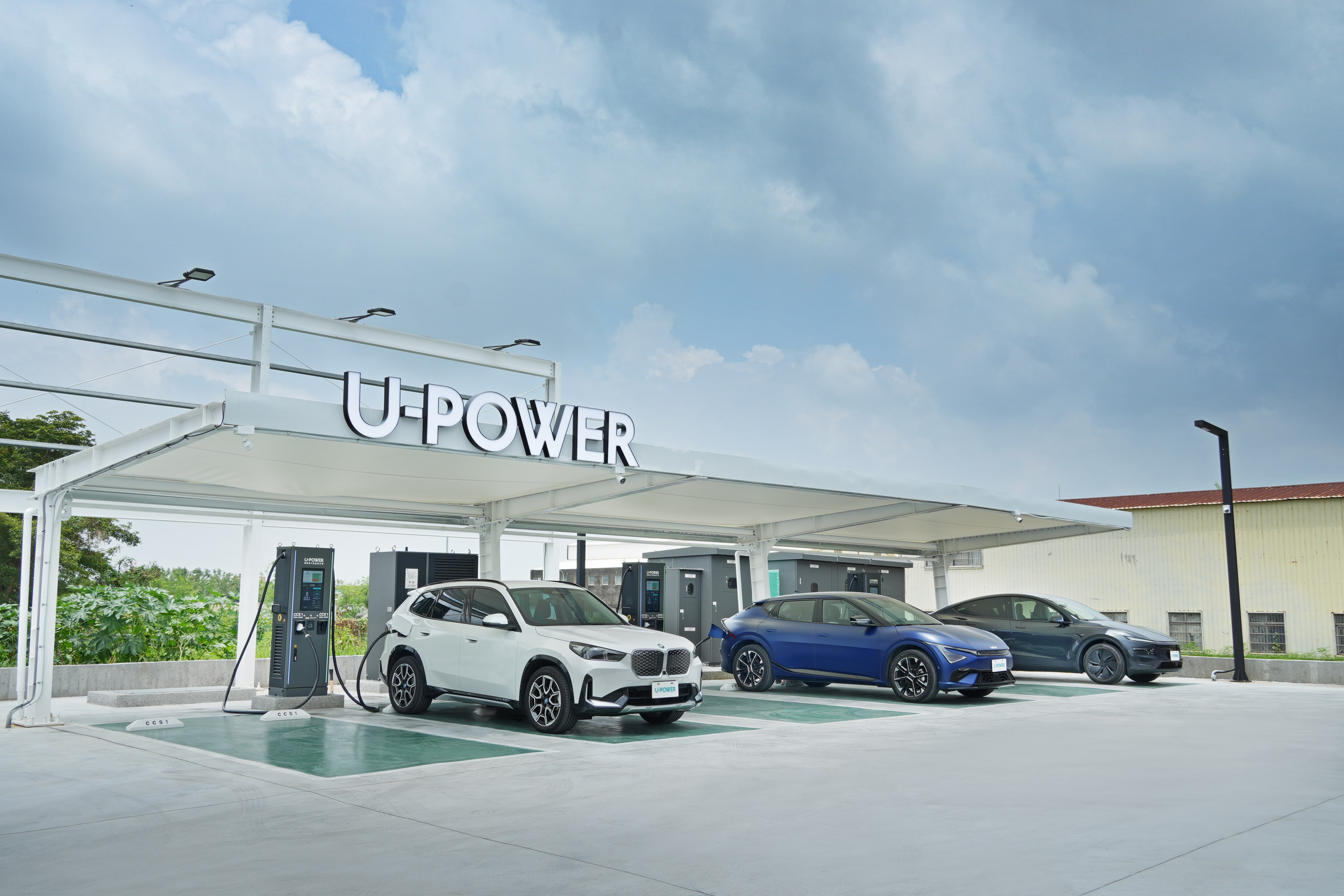 圖1_U-POWER臺南永康永安站為南臺灣首座採用480kW分體式能源櫃設備超高速充電站，提供CCS1、CCS2各三席充電車位，滿足鄰近地區及通勤充電需求.JPG