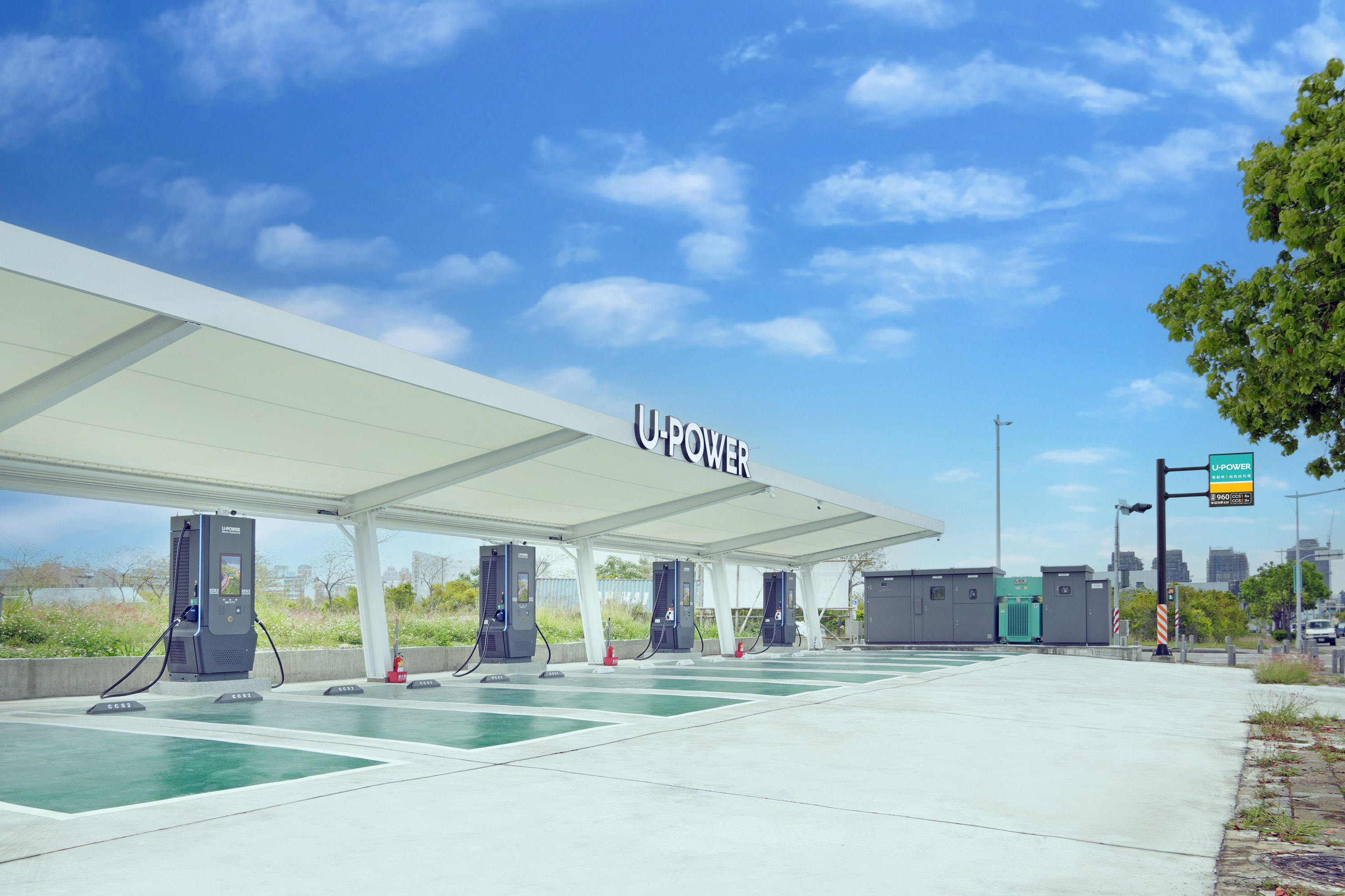 圖2_U-POWER臺中北屯洲際站採用4組240kW單體式能源櫃，總功率960kW，提供CCS1五席、CCS2三席充電車位，滿足市區通勤與長途旅行充電需求.JPG