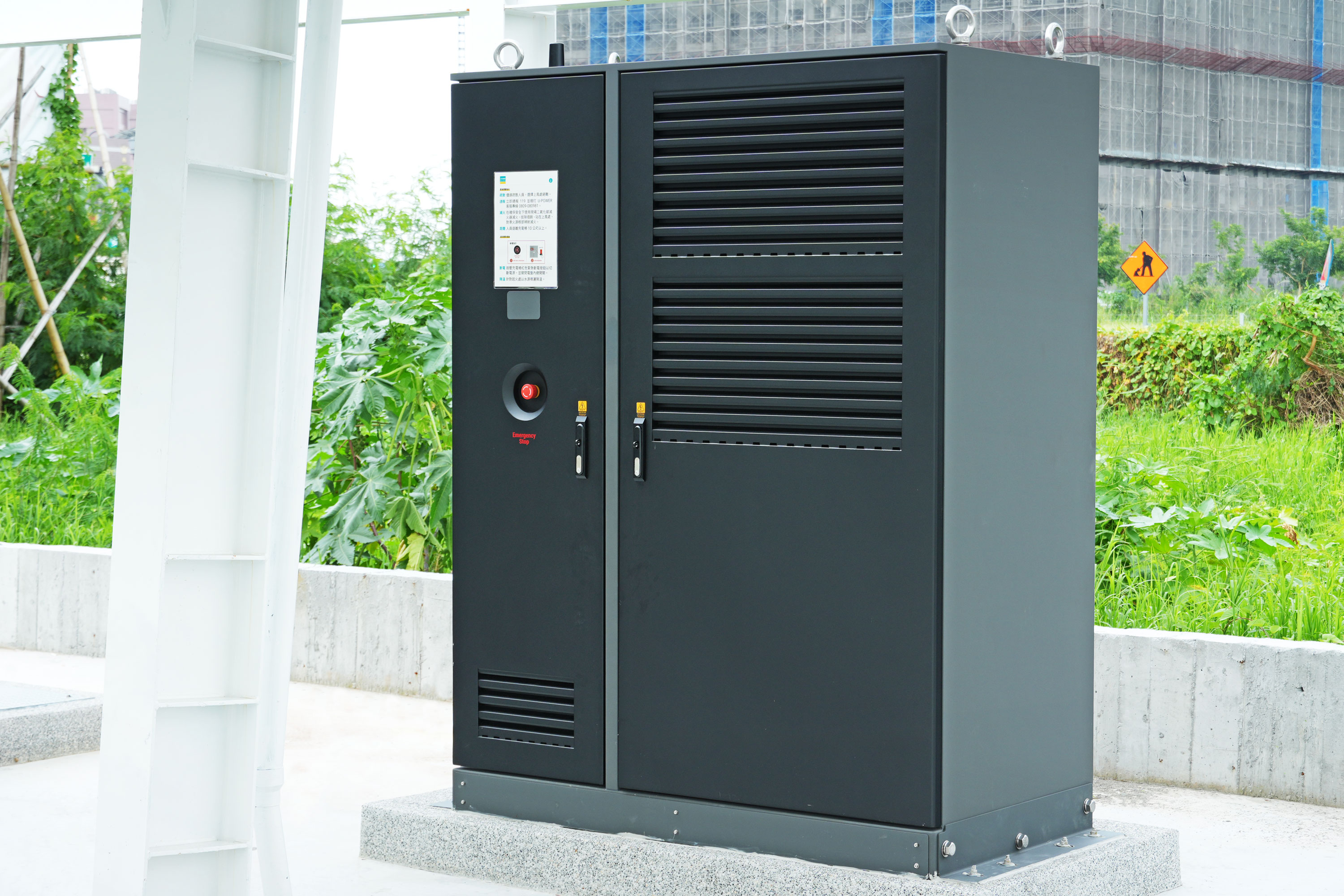 圖3_採模組化設計的480kW分體式能源櫃，以每群80kW電源模組為單位，共6群組成480kW總功率，可支~電。搭配 500A 液冷槍與靈活能源動態分配系統，理想狀態下實現多車同步以原廠最高功率充電.JPG