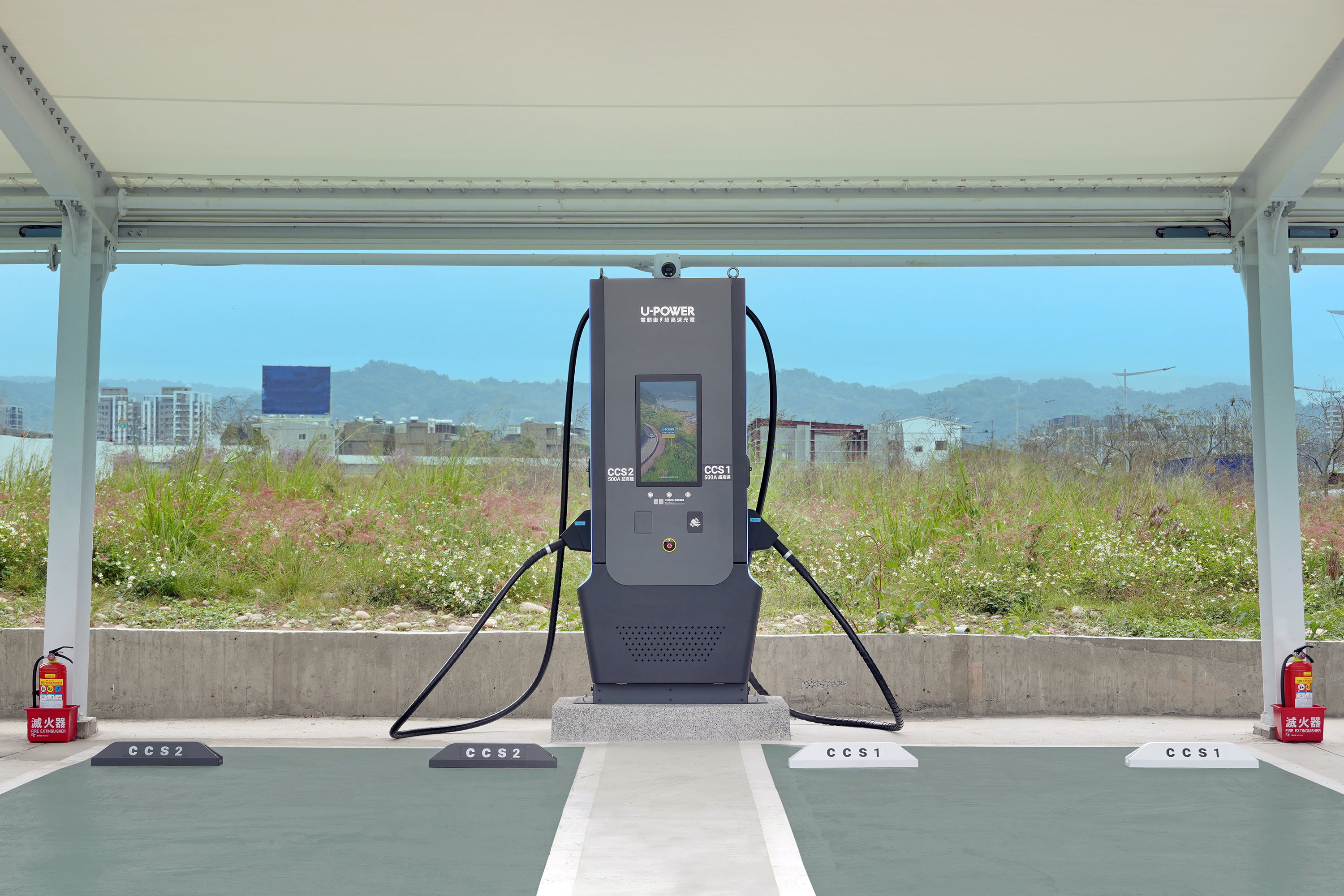 圖5_240kW單體式能源櫃有效節省空間，電源模組依序以80kW、40kW、40kW與80kW組合，根據車款需求靈活分配能源輸出，大幅提升使用彈性。搭配500A液冷槍，理想狀態下可實現原廠最高充電功率.JPG