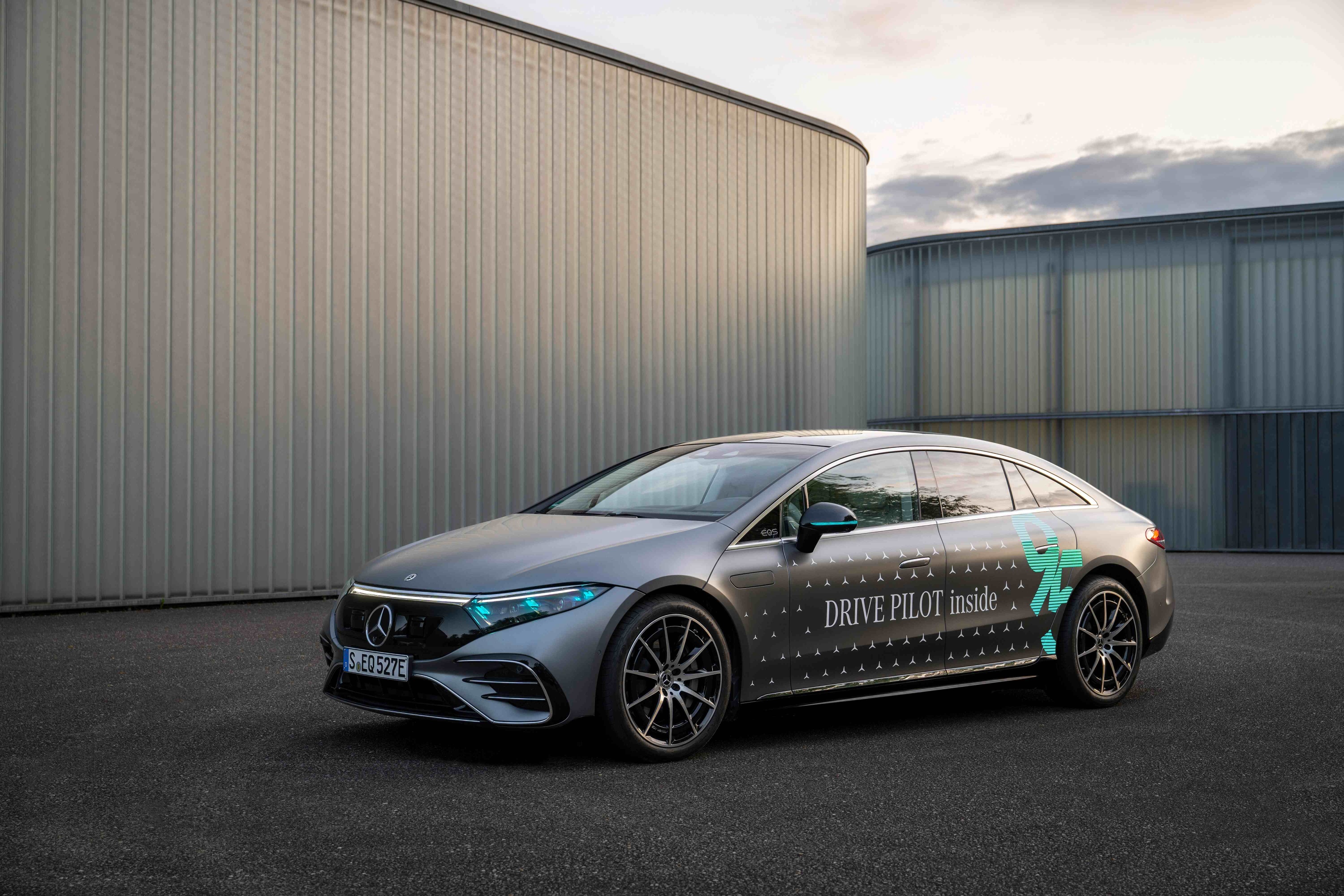 圖1、Mercedes-Benz 立下自動駕駛的國際語言—松石綠色警示燈.jpg
