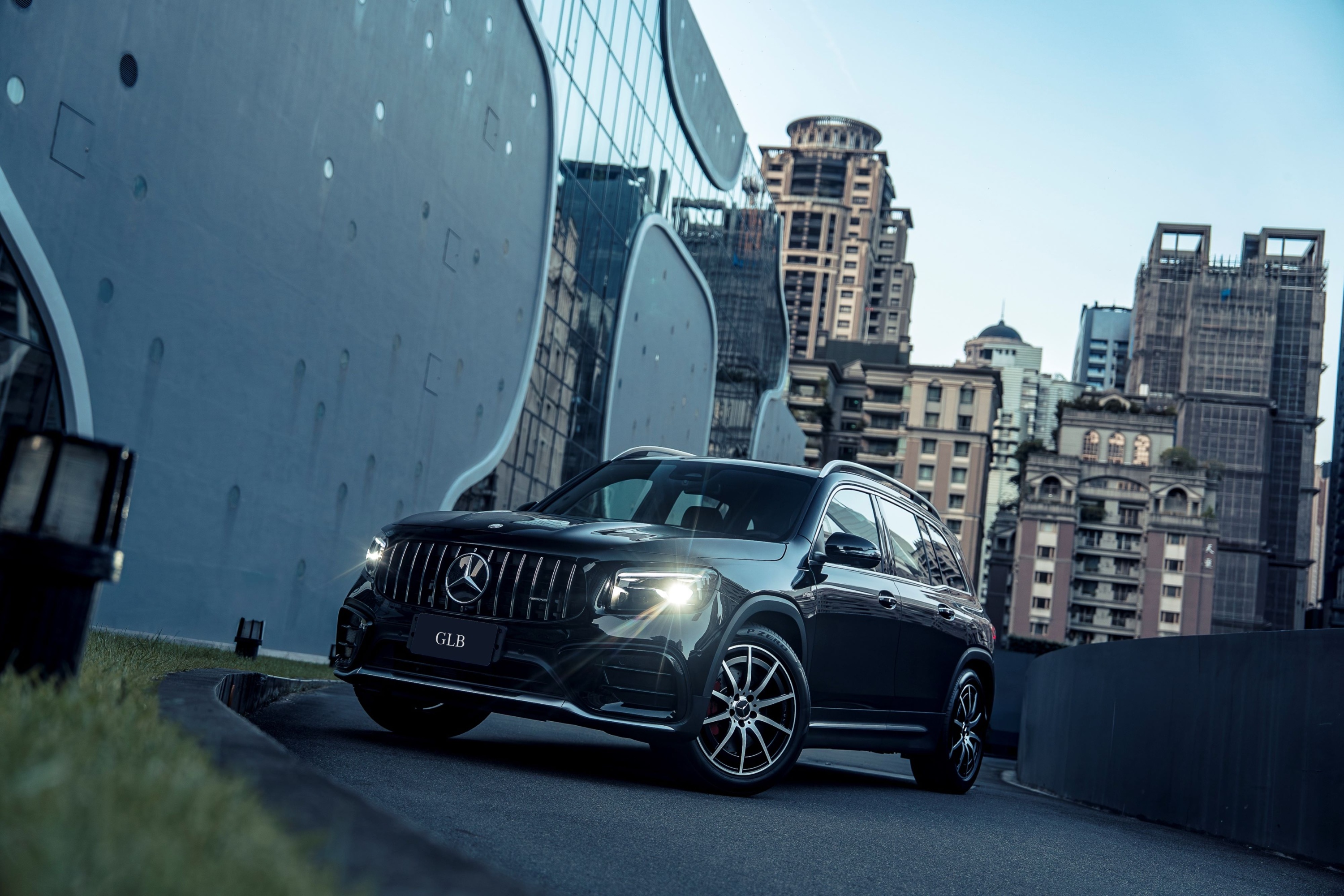 圖1、新年式 GLB 35 4MATIC 新增選配 AMG 夜色運動套件.jpg