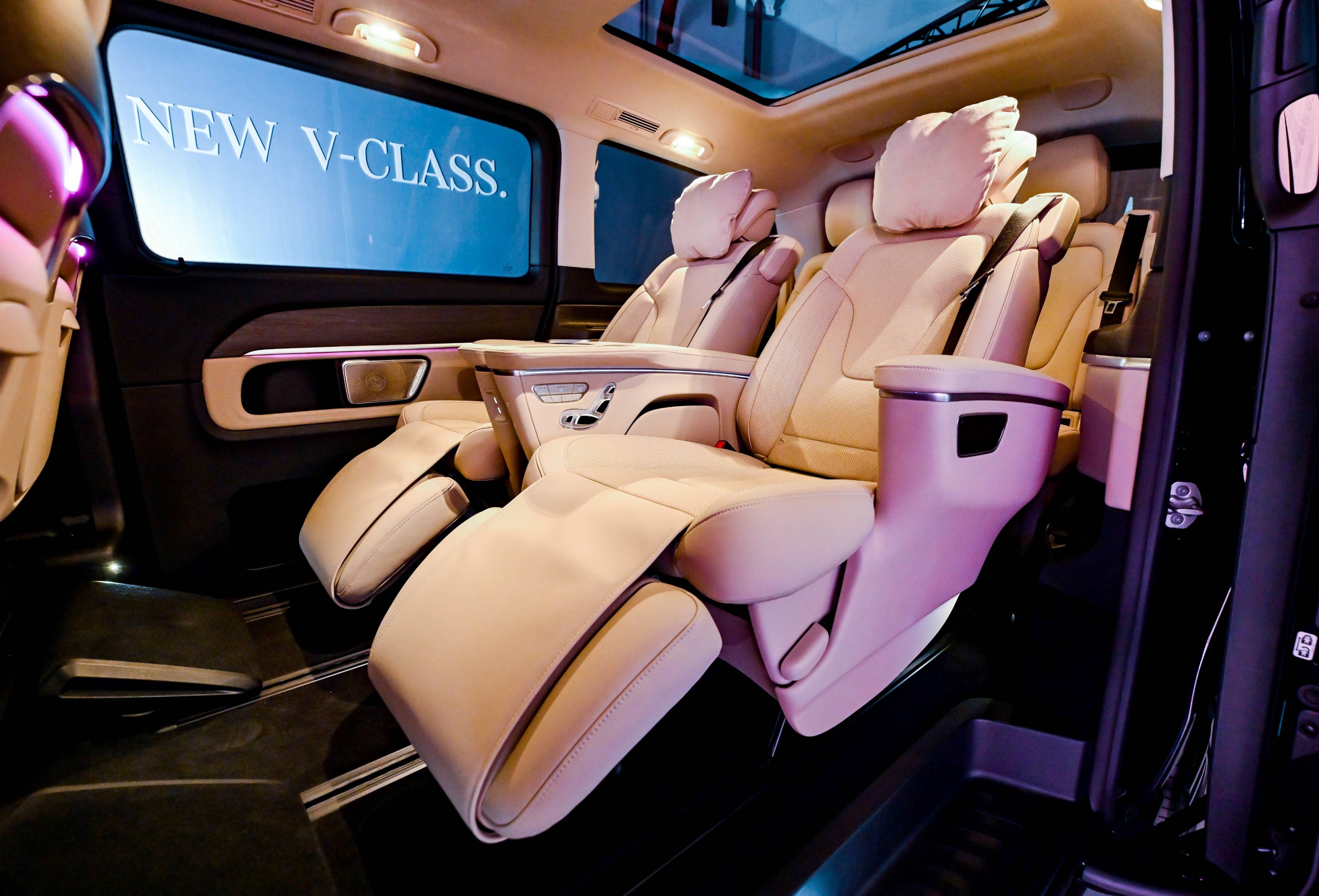 圖6、V 250 d EXCLUSIVE 車型於後座座椅扶手區新增手機無線充電裝置.jpg