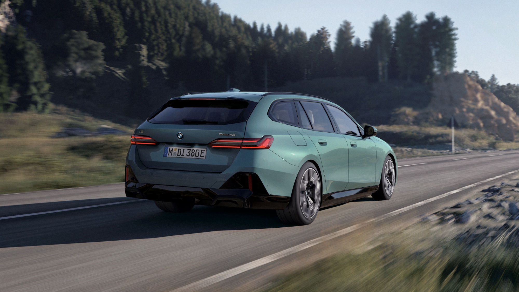 [新聞照片三]全新2026年式BMW i5 Touring亦同步升級，i5 eDrive40 Touring M Sport最高續航里程提升至602公里，不僅強化日常通勤的實用性，更充分滿足長途旅行對續航表現的高標準。i5 M60 xDrive.jpg
